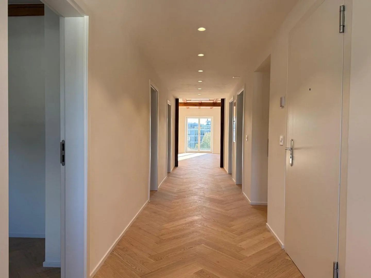 Stilvolles Penthouse in historischer Villa - Foto 4 von 11