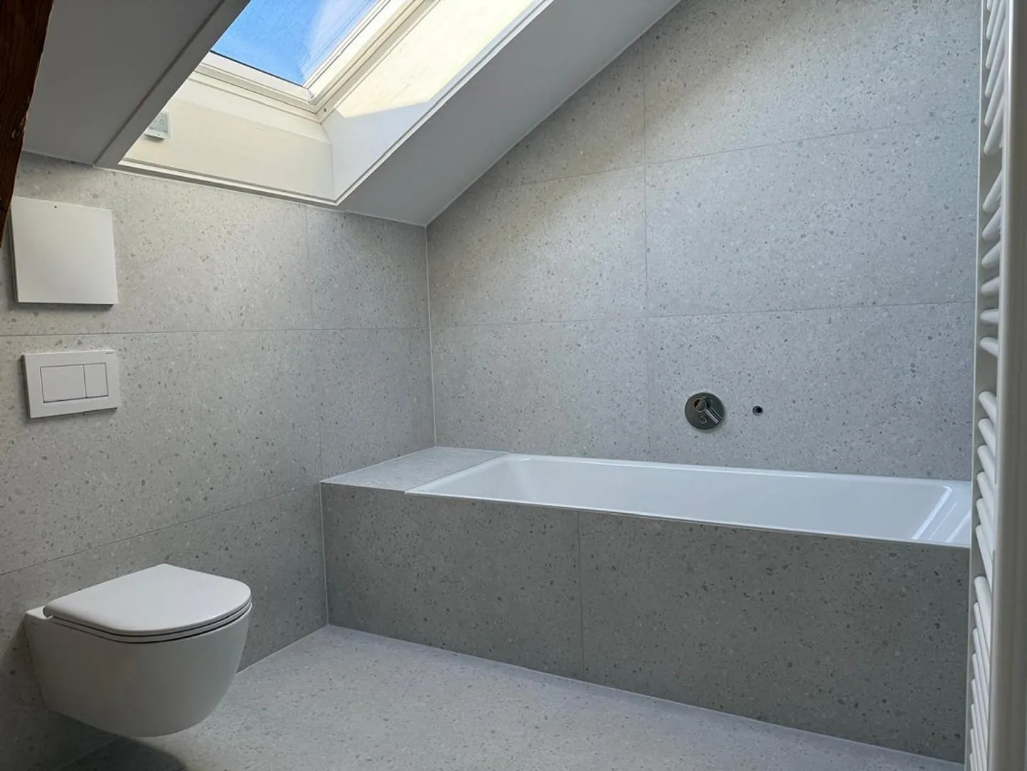 Stilvolles Penthouse in historischer Villa - Foto 9 von 11