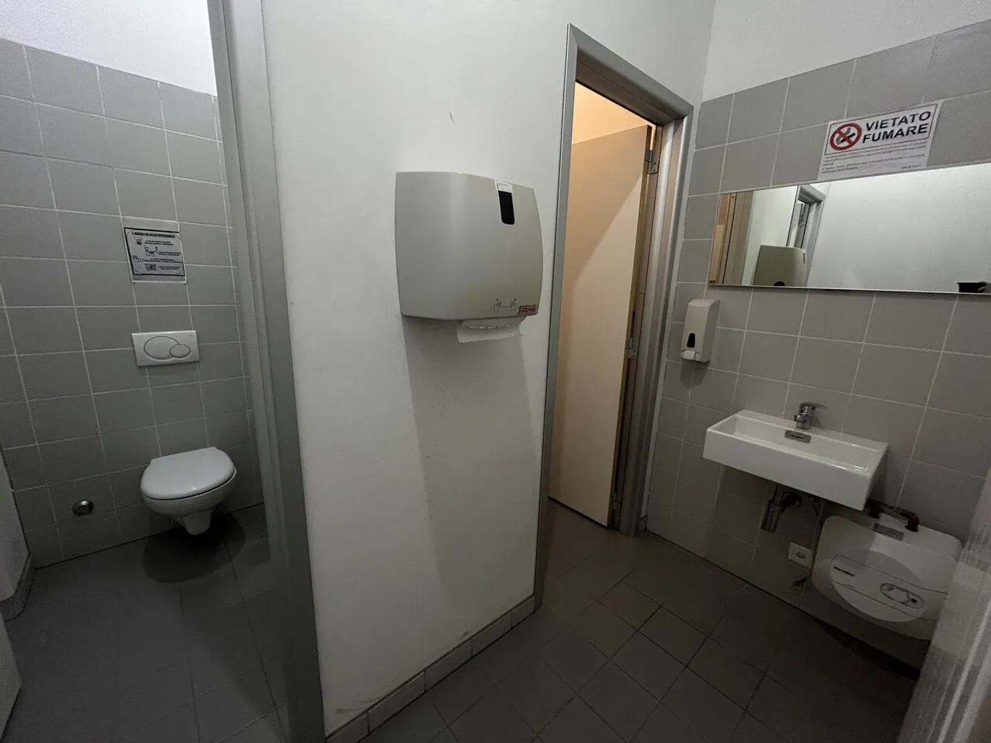 41 m² storage space for rent in Mendrisio with lifting platform - Photo 6 of 9