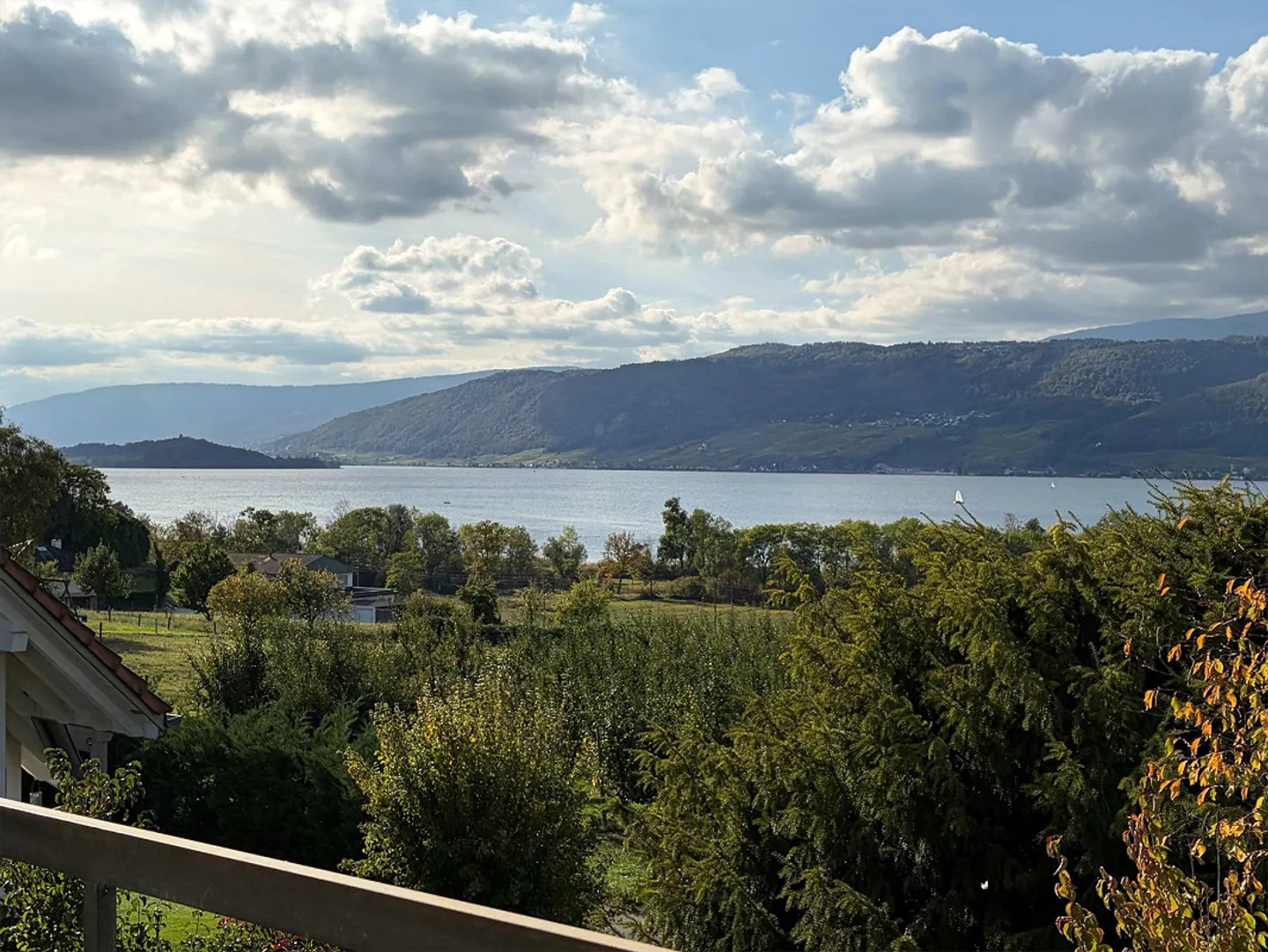 Appartement calme dans la verdure avec vue fantastique sur le lac et le Jura - Photo 1 sur 4