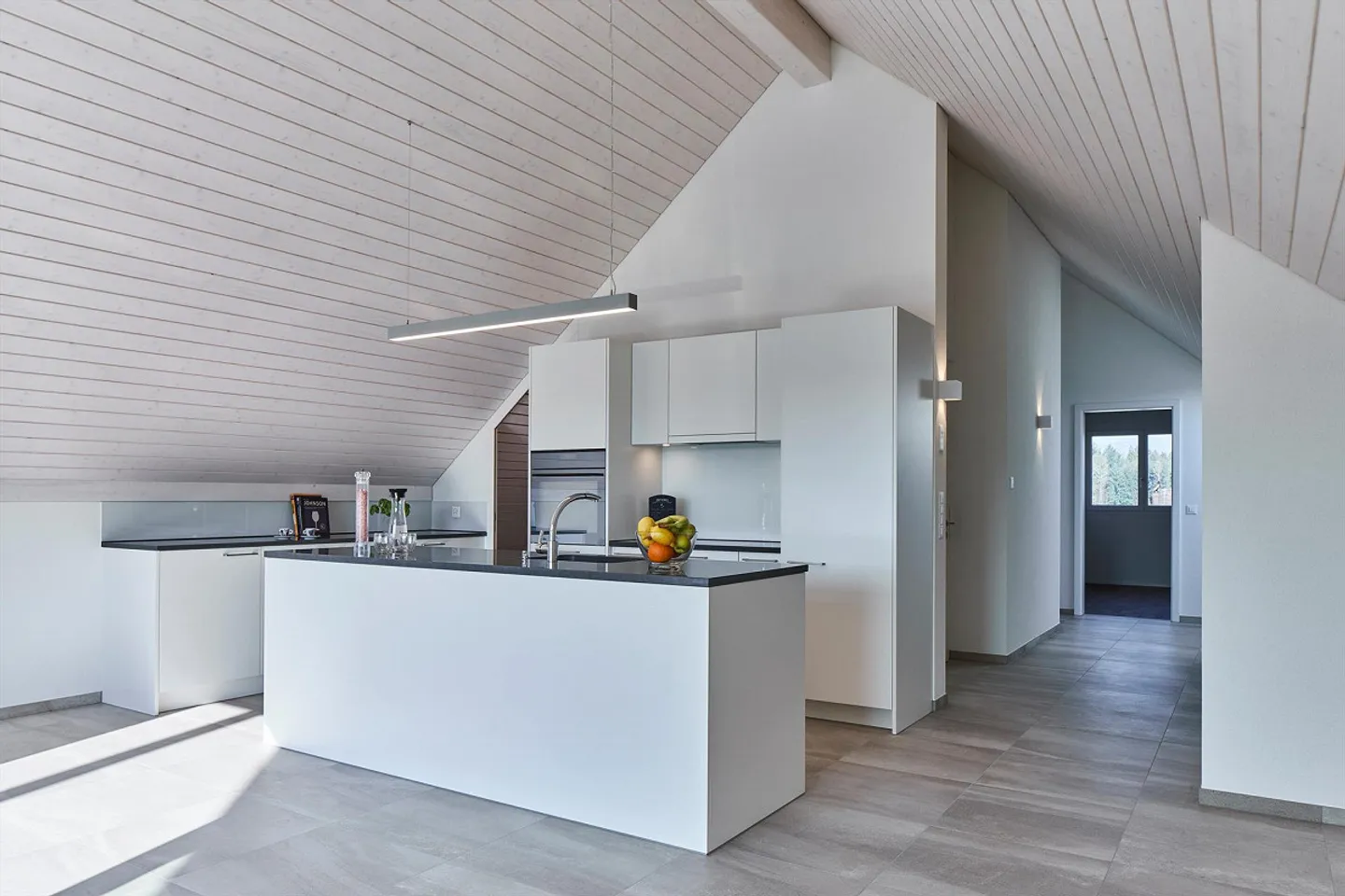 Quiet 3.5-room attic apartment for rent in rural Heimenhausen - Photo 2 of 9