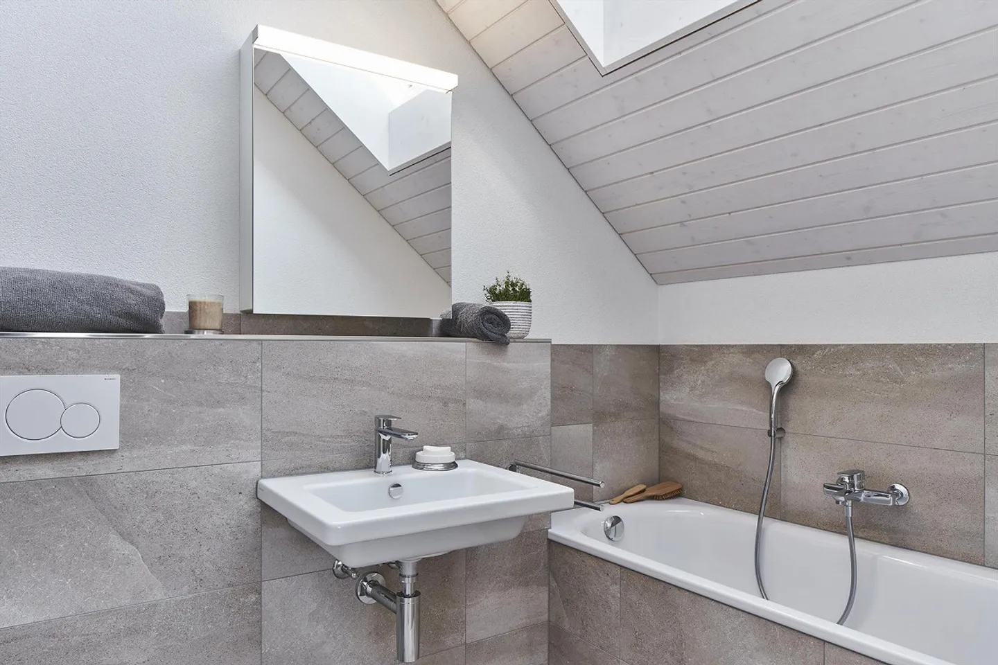 Quiet 3.5-room attic apartment for rent in rural Heimenhausen - Photo 3 of 9