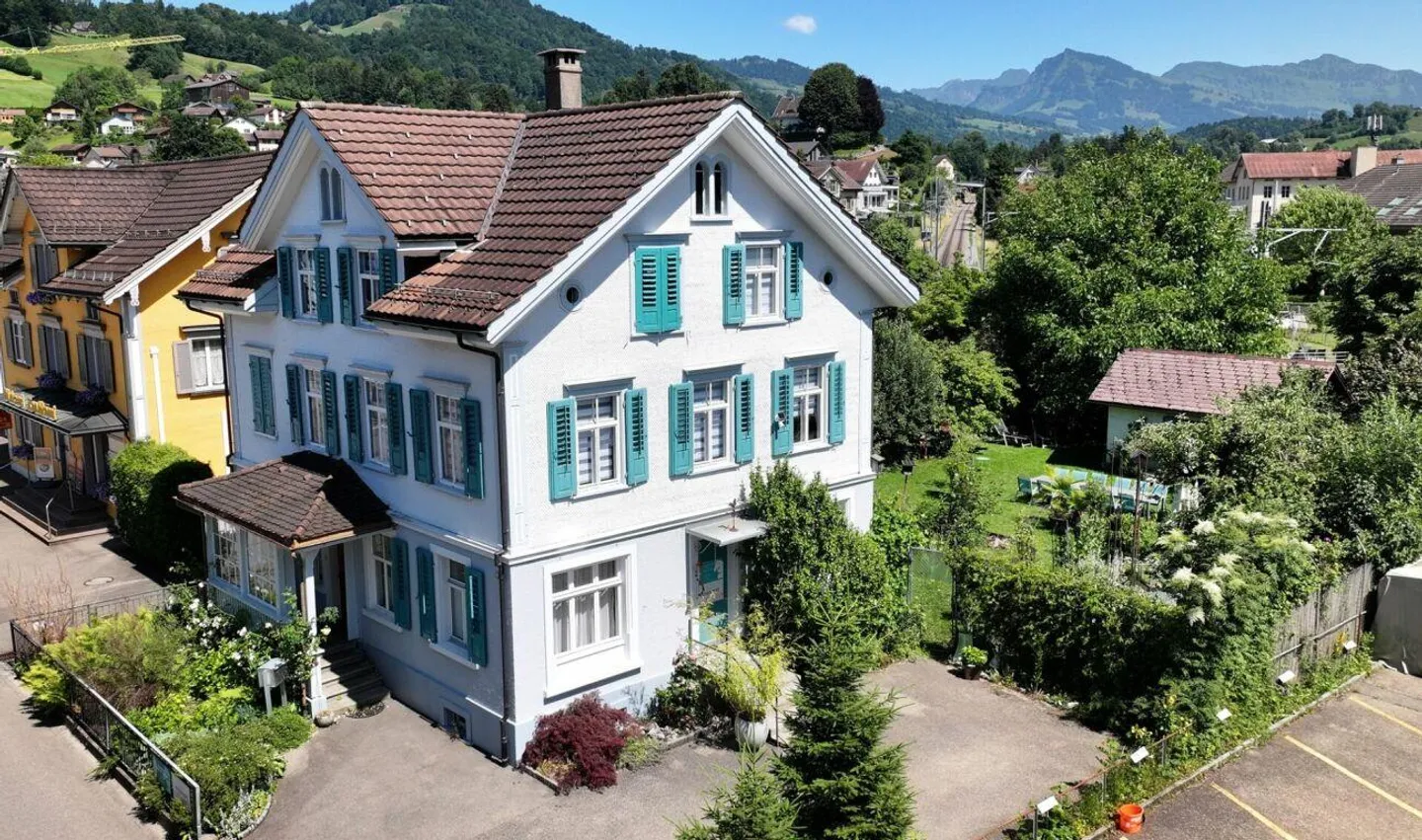 Affascinante casa unifamiliare di 6,5 stanze con giardino paradisiaco e appartamento di 2 stanze - Foto 1 di 17