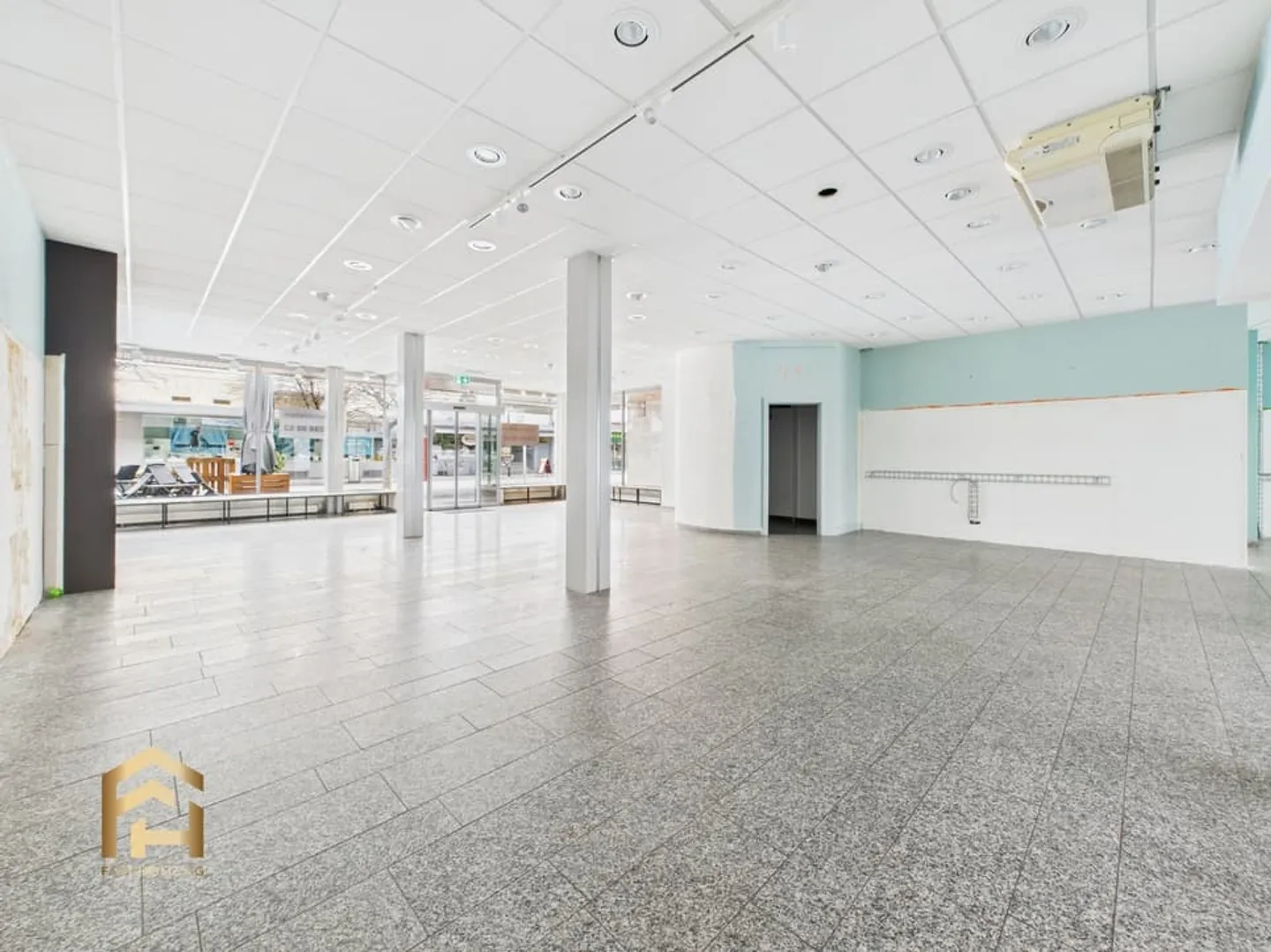 Attractive commercial property in prime location on Bahnhofstrasse in Vis - Photo 2 of 13