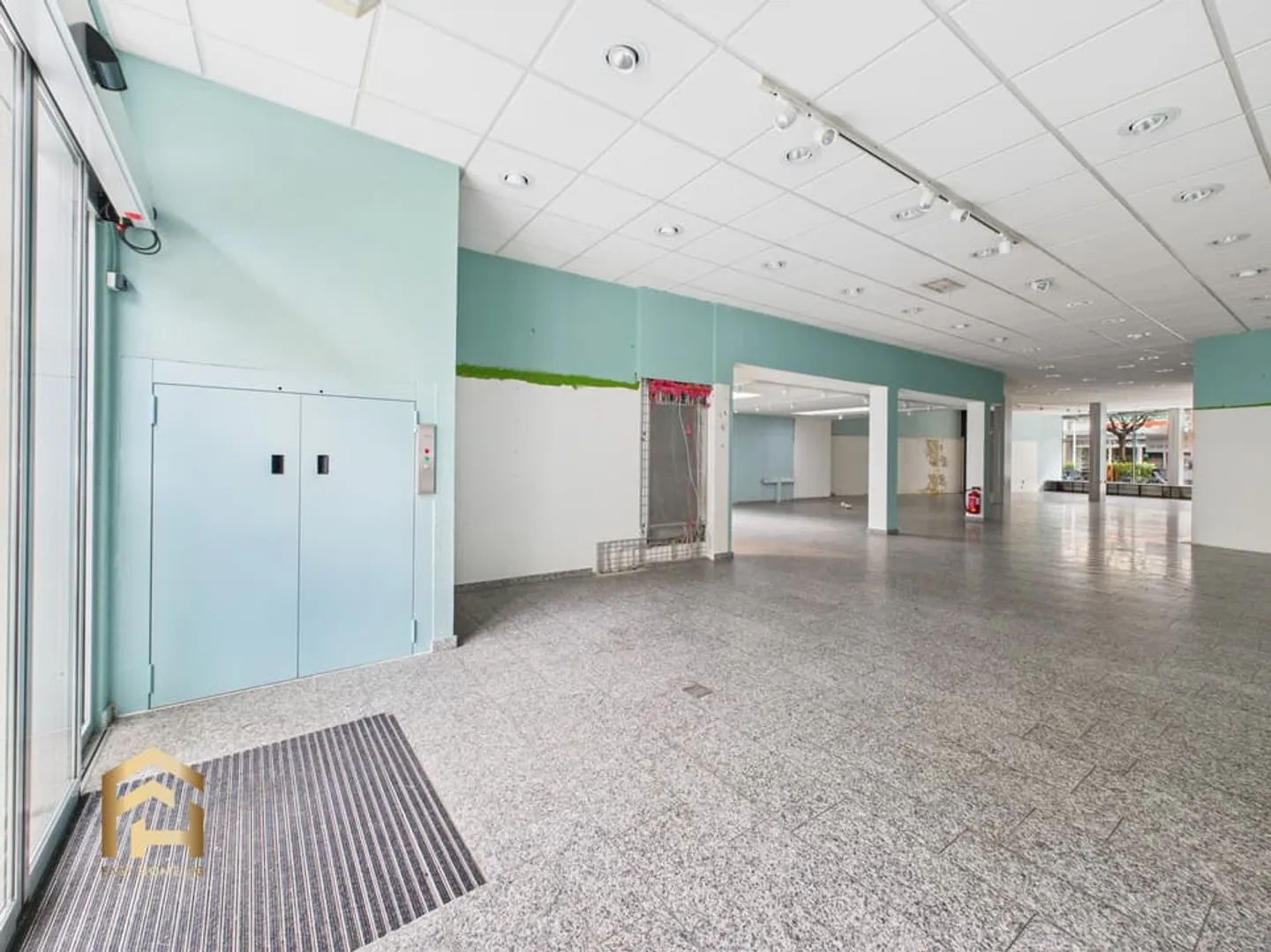 Attractive commercial property in prime location on Bahnhofstrasse in Vis - Photo 4 of 13