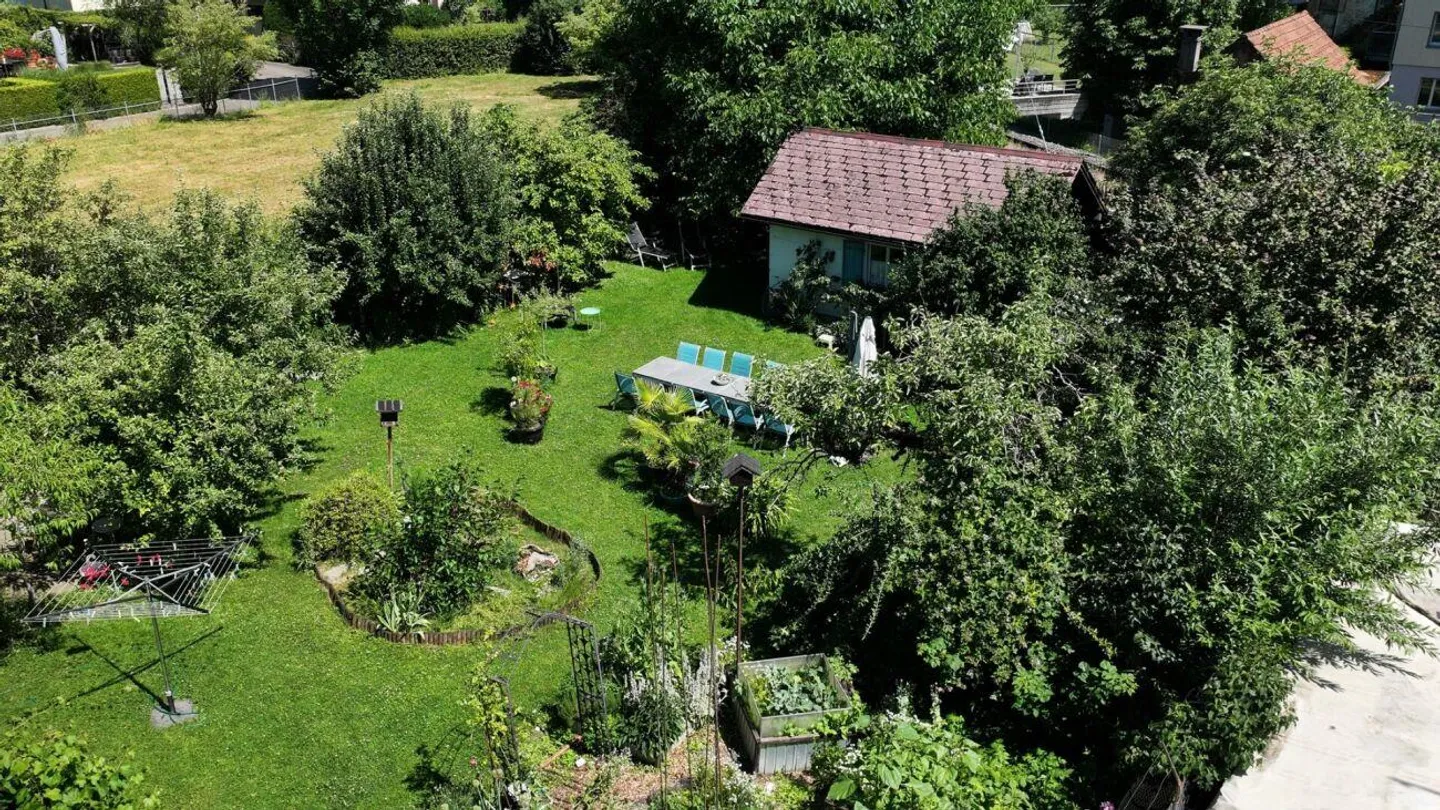 Affascinante casa unifamiliare di 6,5 stanze con giardino paradisiaco e appartamento di 2 stanze - Foto 15 di 17