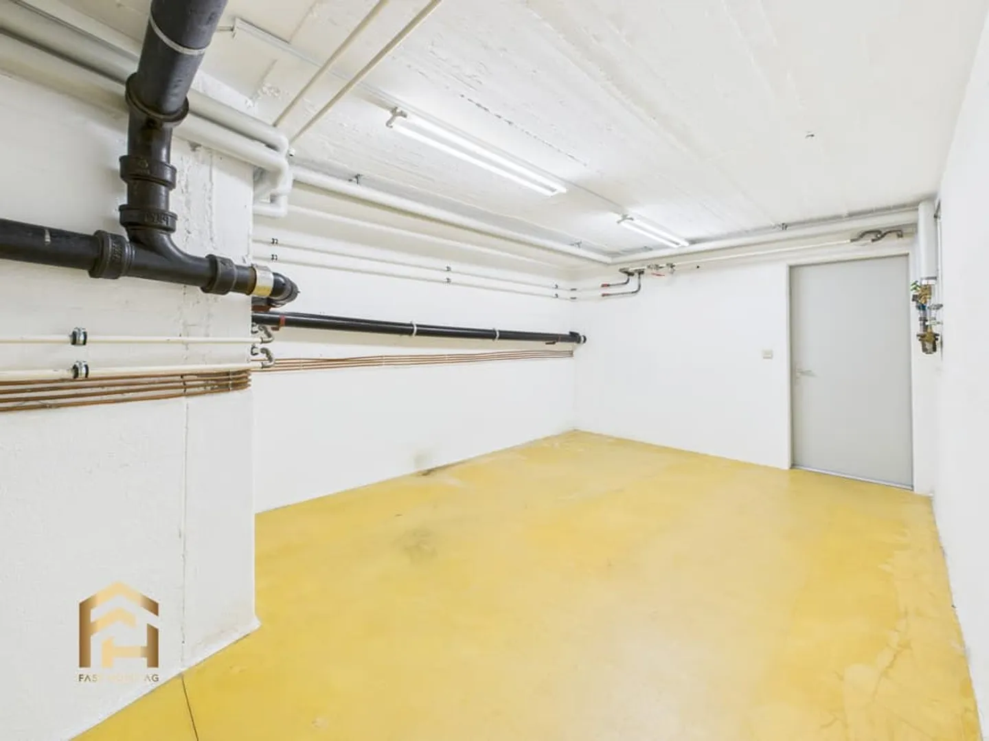 Attractive commercial property in prime location on Bahnhofstrasse in Vis - Photo 12 of 13