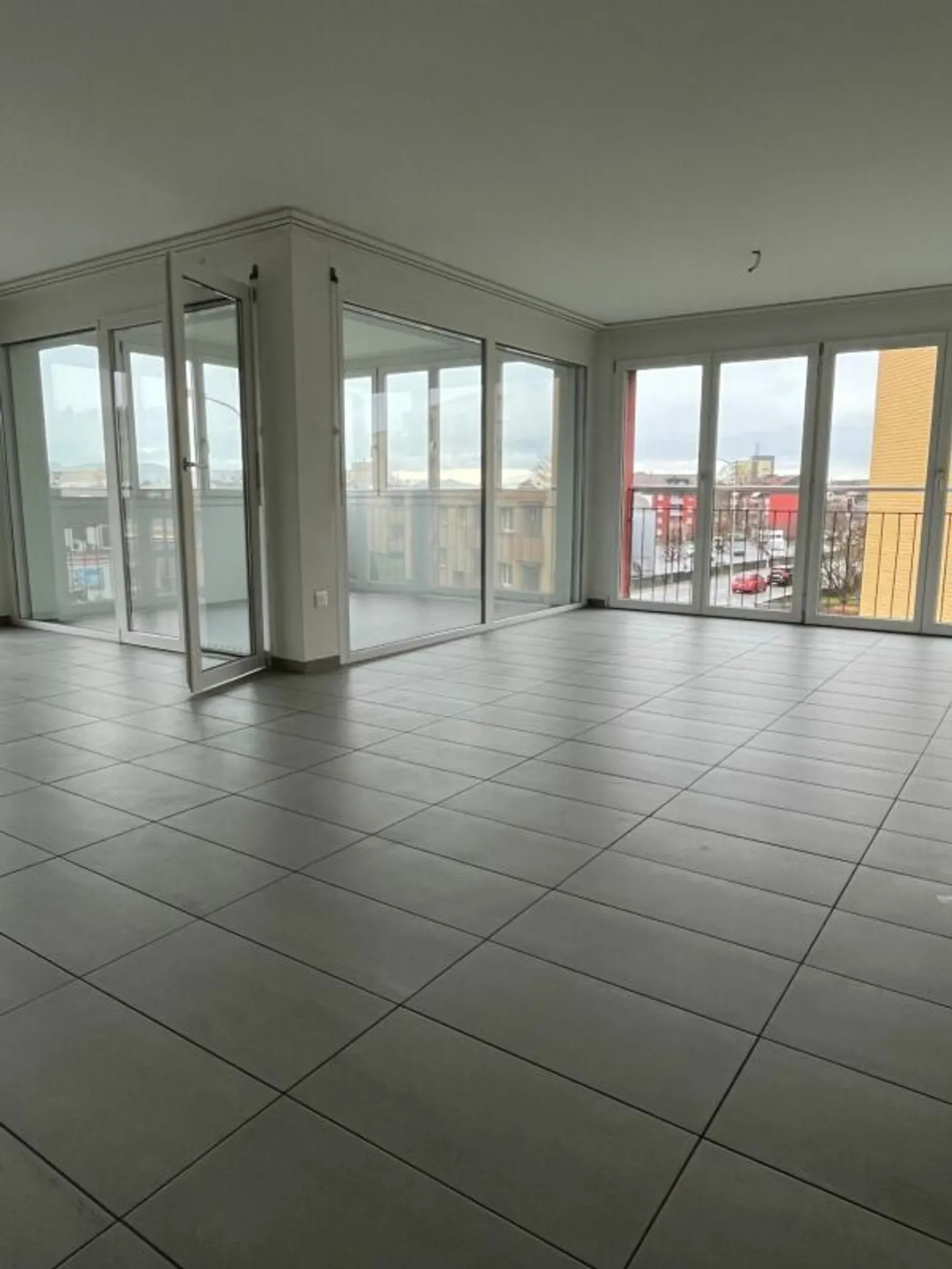 Moderno appartamento di 3,5 stanze in una buona posizione - Foto 2 di 12