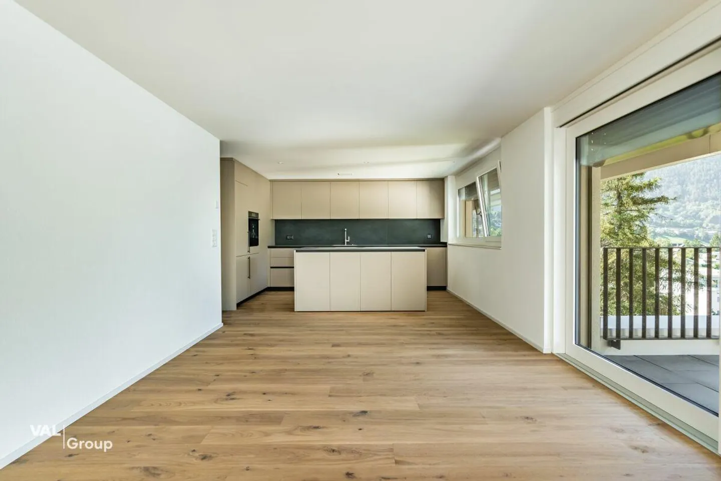 Modern 4.5-Room Apartment with Garden - Photo 3 of 19