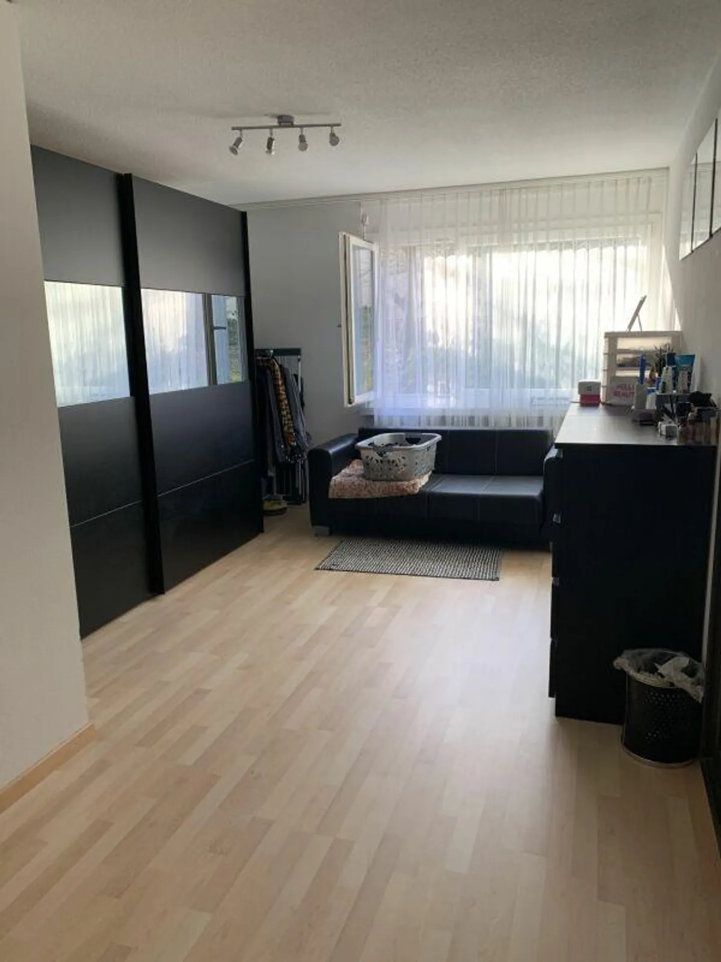 Appartement confortable de 3,5 pièces avec espace jardin à un emplacement central - Photo 3 sur 6