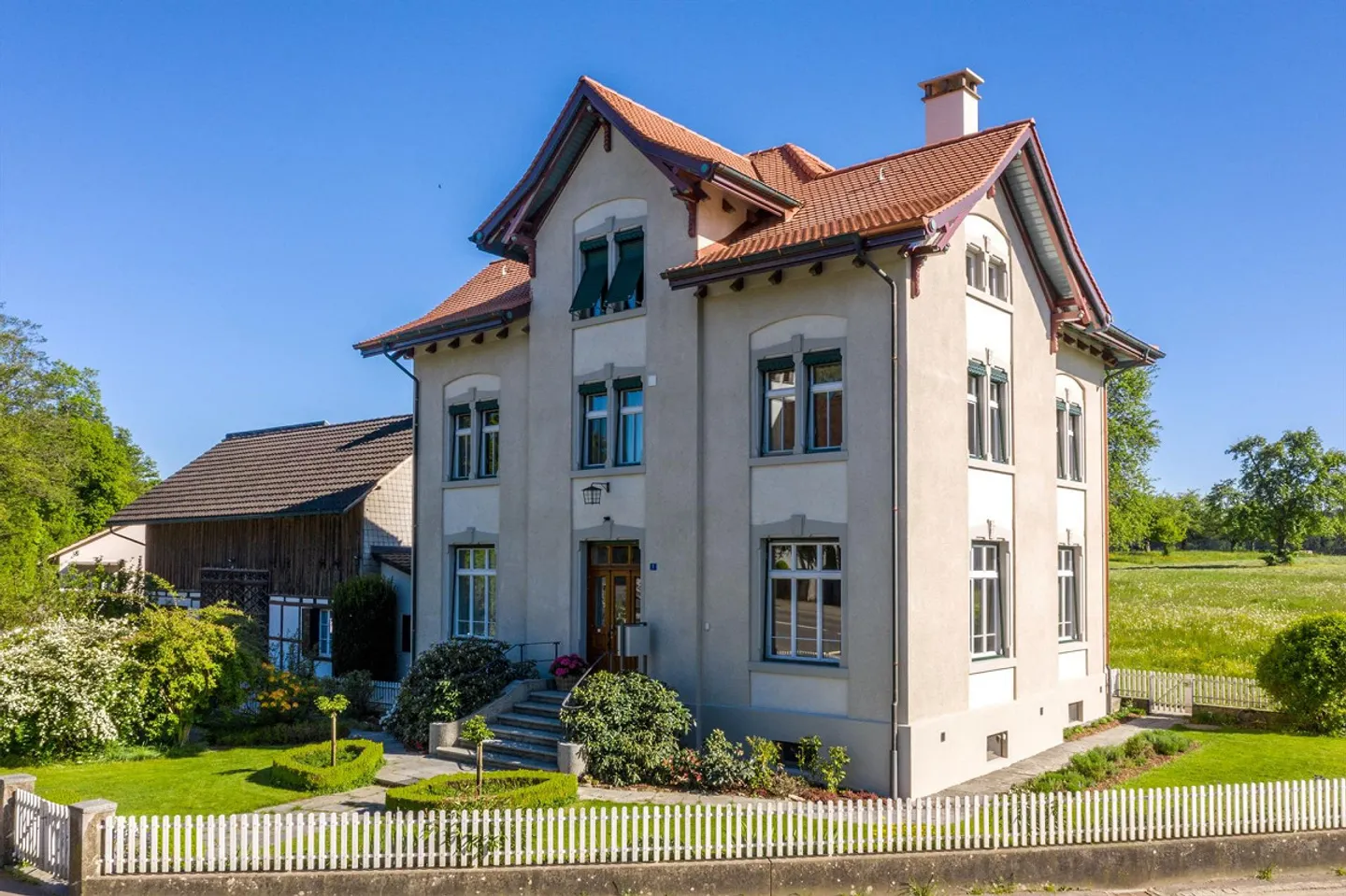 Charming 8-Room Single-Family House - Photo 2 of 18