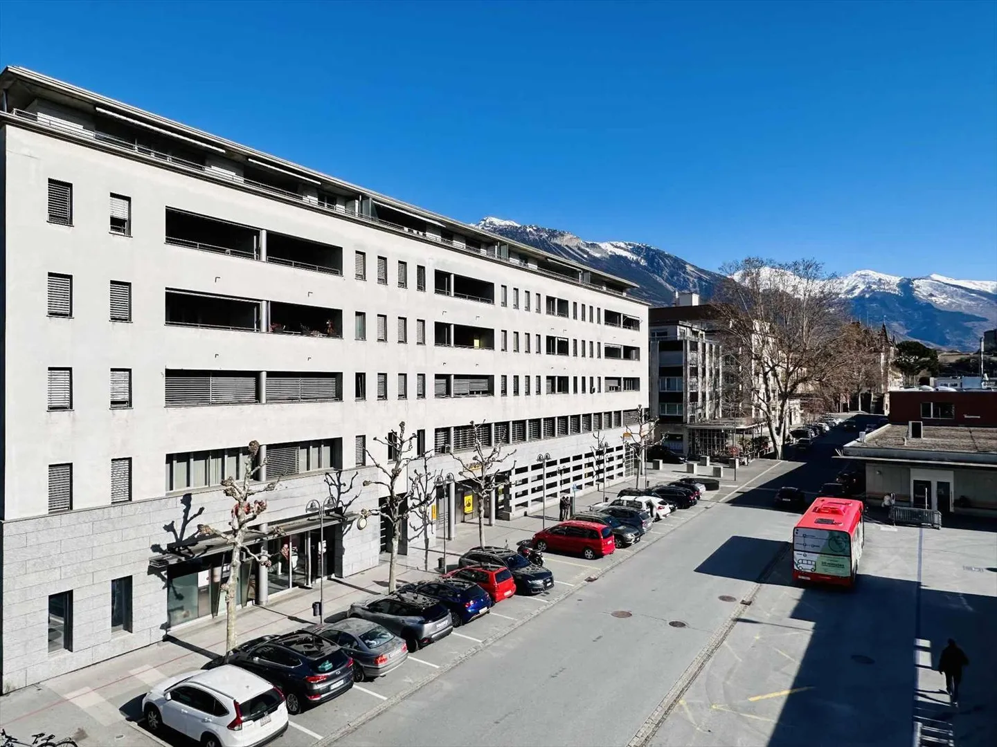 Arcade di 177 m2 idealmente situata vicino alla stazione ferroviaria di Sierre - Foto 1 di 5