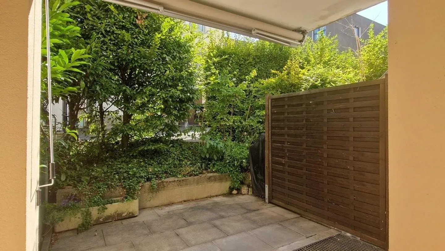Modern apartment with garden seating area - Photo 11 of 11