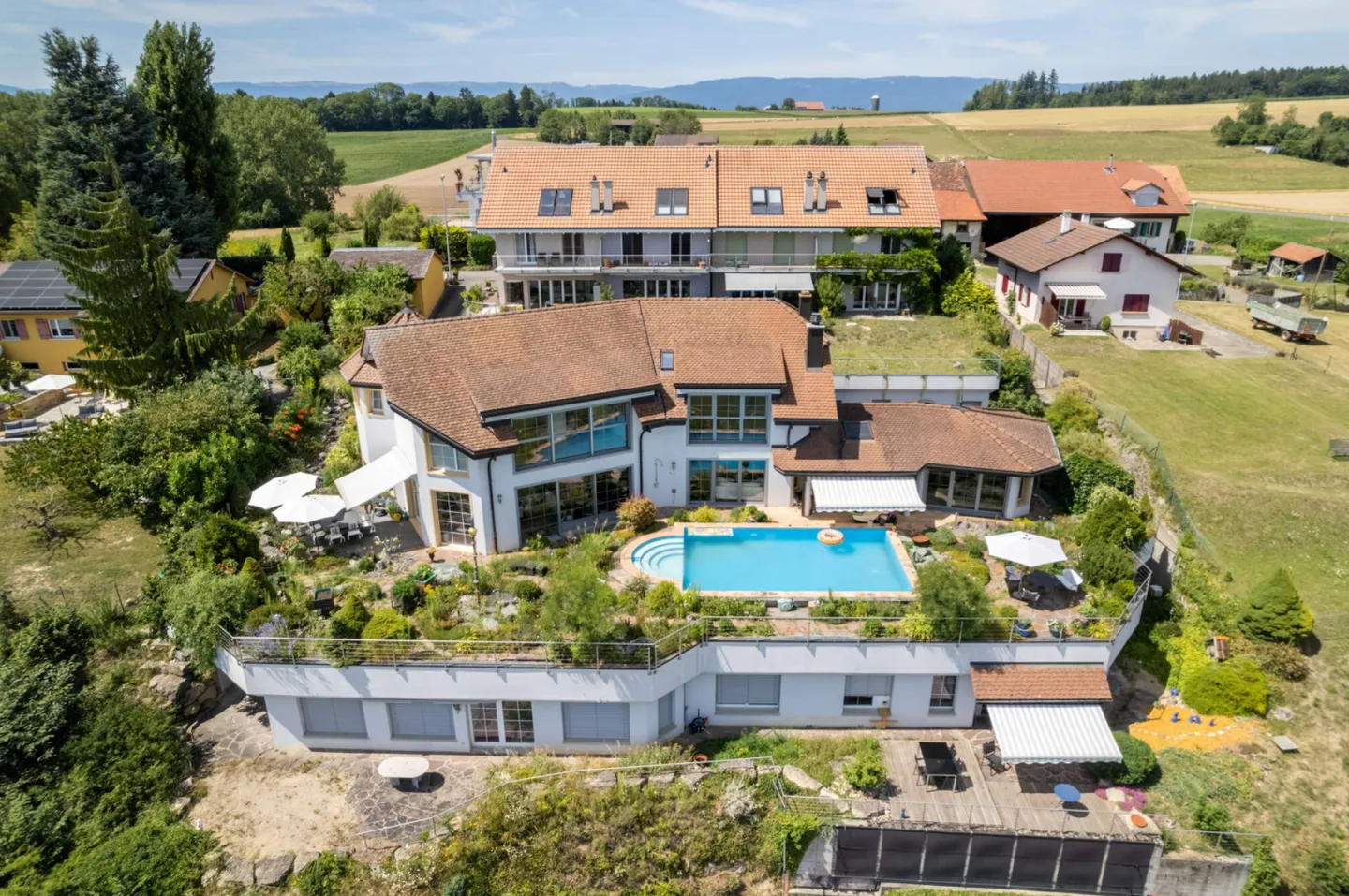 Architectural Elegance Meets Panoramic View of Lake Murten - Villa in Bellerive (Vully-les-Lacs) - Photo 2 of 35