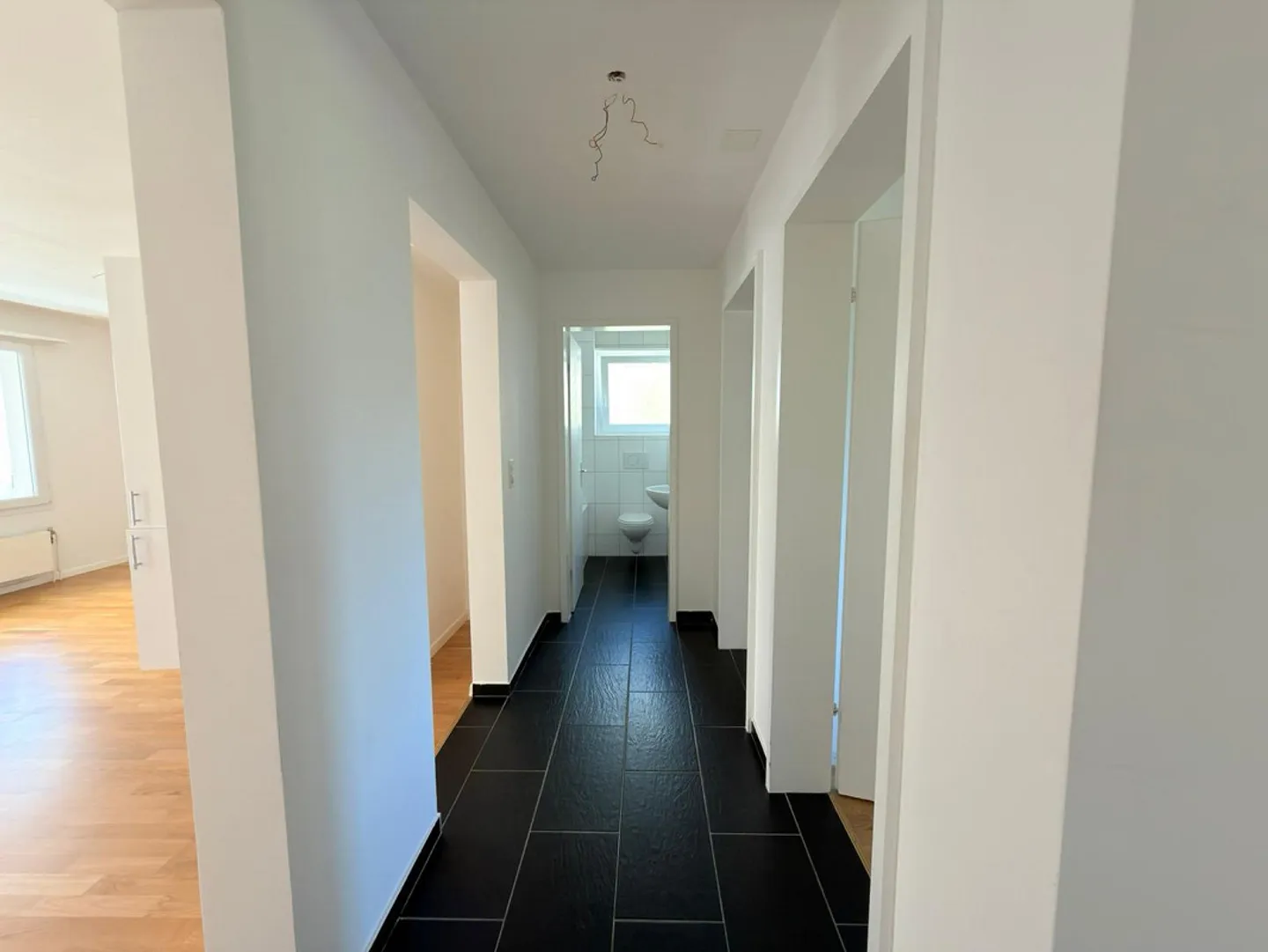 Luminoso appartamento di 3.5 stanze con balcone a Nidau - Foto 3 di 9