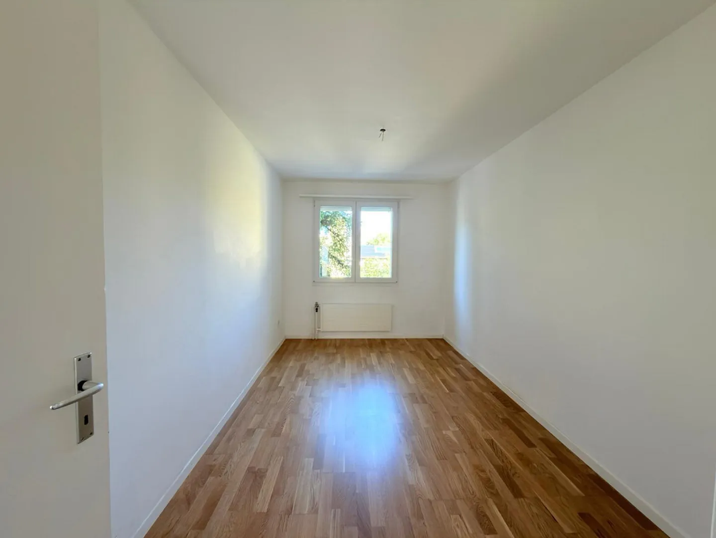 Luminoso appartamento di 3.5 stanze con balcone a Nidau - Foto 4 di 9