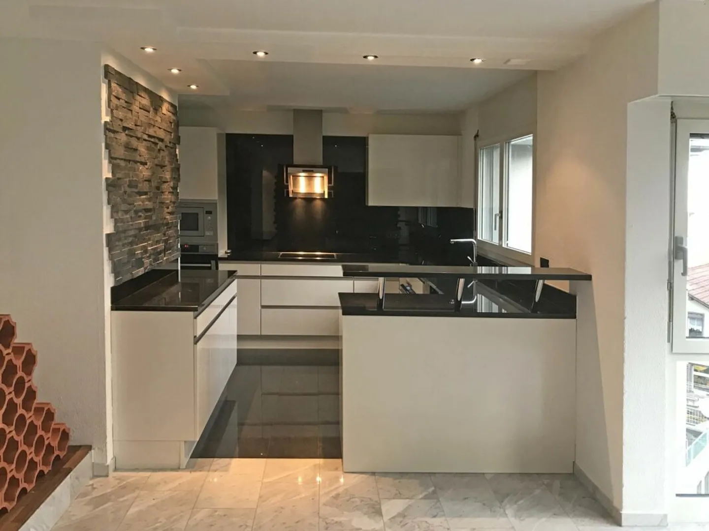 Charming penthouse apartment with large terrace - Photo 2 of 18