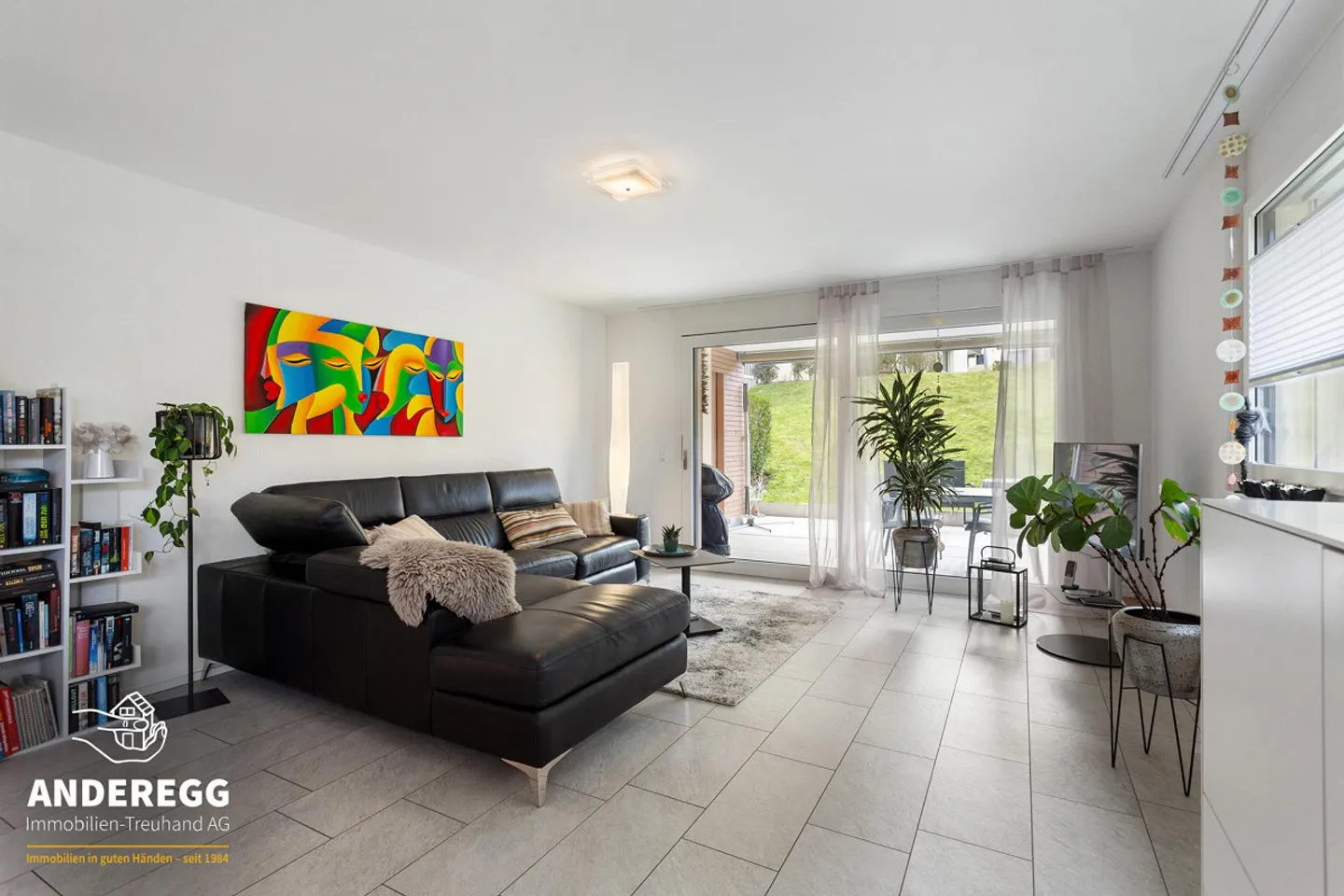 Appartement de jardin moderne avec 2 espaces de sièges, ascenseur, buanderie et parking souterrain - Photo 2 sur 13