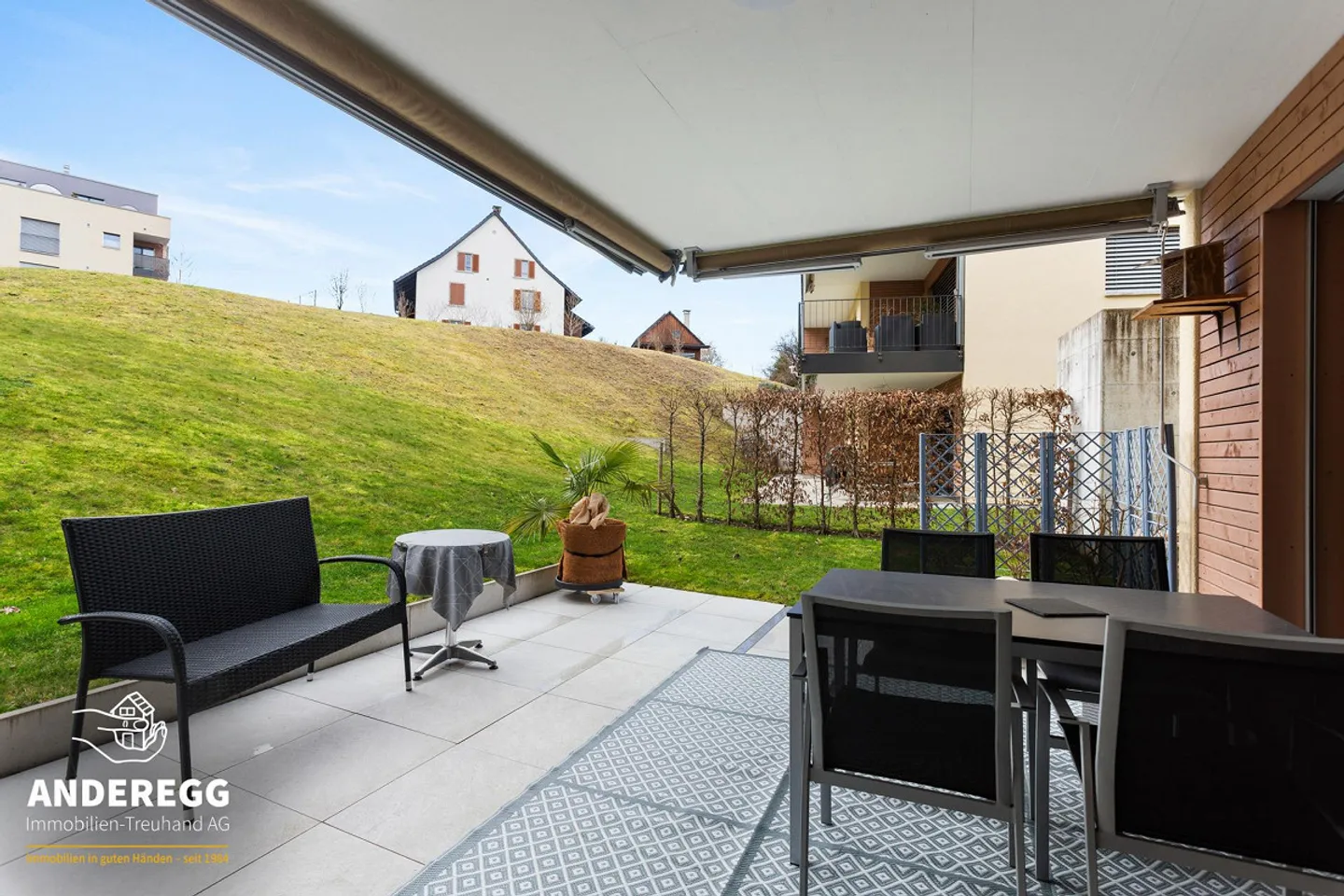 Appartement de jardin moderne avec 2 espaces de sièges, ascenseur, buanderie et parking souterrain - Photo 3 sur 13
