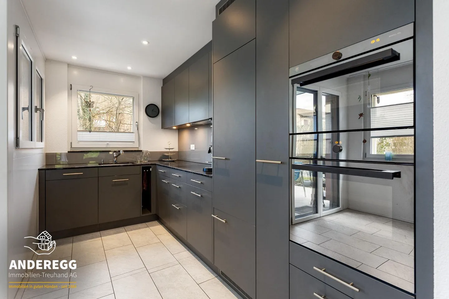 Appartement de jardin moderne avec 2 espaces de sièges, ascenseur, buanderie et parking souterrain - Photo 4 sur 13