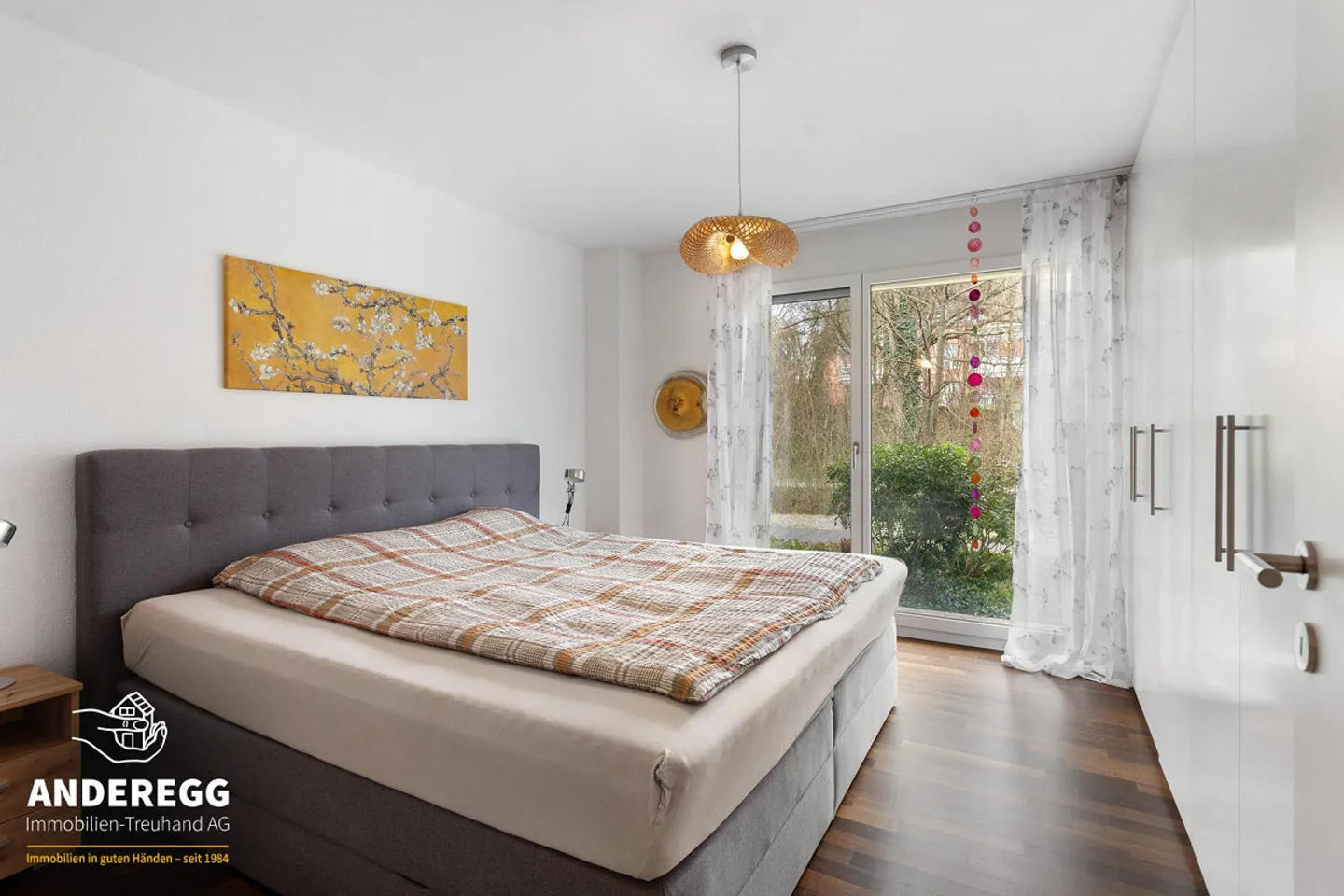 Appartement de jardin moderne avec 2 espaces de sièges, ascenseur, buanderie et parking souterrain - Photo 6 sur 13