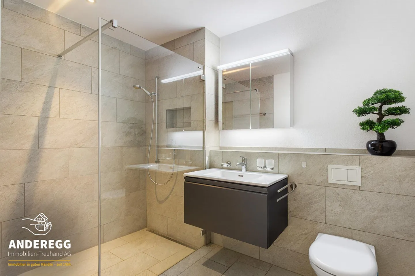 Appartement de jardin moderne avec 2 espaces de sièges, ascenseur, buanderie et parking souterrain - Photo 7 sur 13