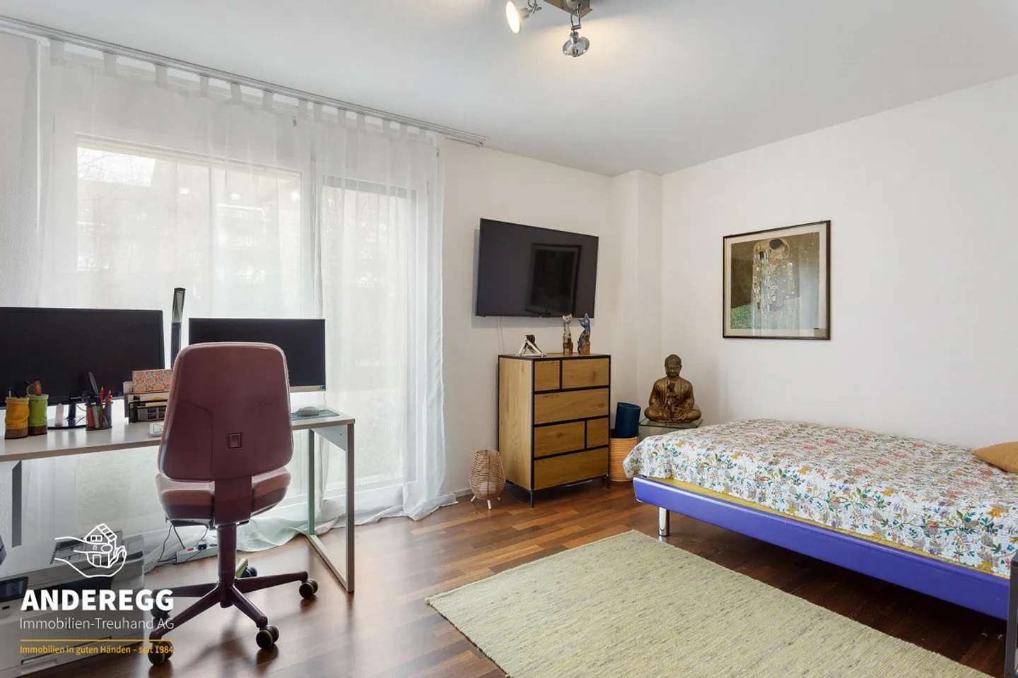 Appartement de jardin moderne avec 2 espaces de sièges, ascenseur, buanderie et parking souterrain - Photo 8 sur 13