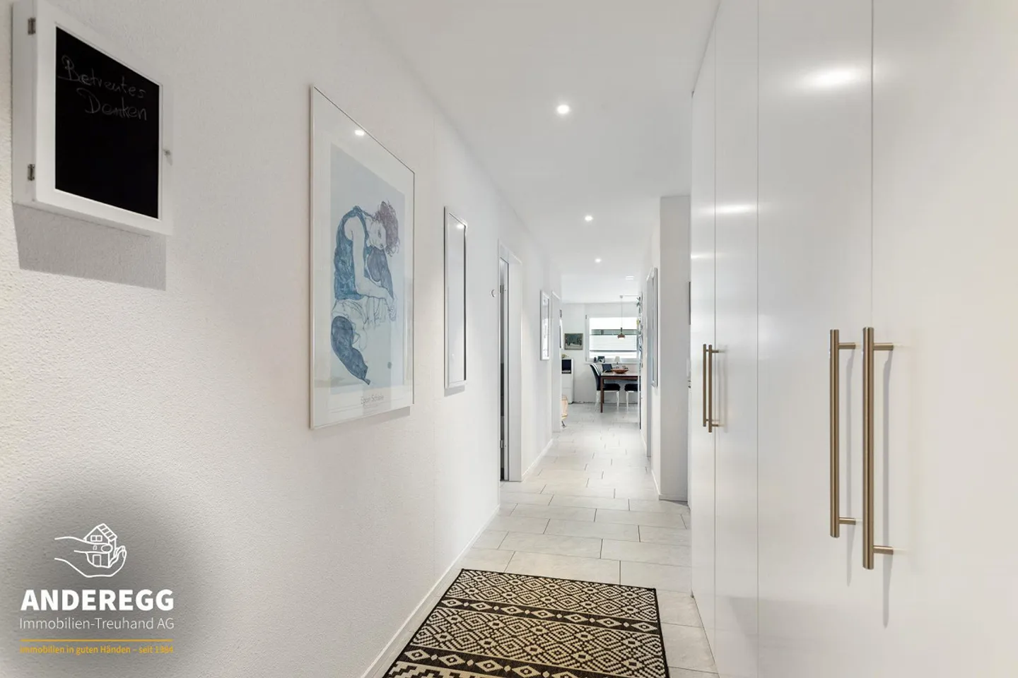 Appartement de jardin moderne avec 2 espaces de sièges, ascenseur, buanderie et parking souterrain - Photo 10 sur 13