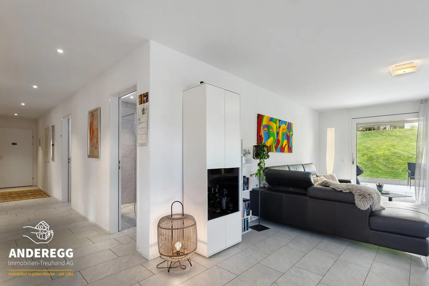 Appartement de jardin moderne avec 2 espaces de sièges, ascenseur, buanderie et parking souterrain - Photo 11 sur 13