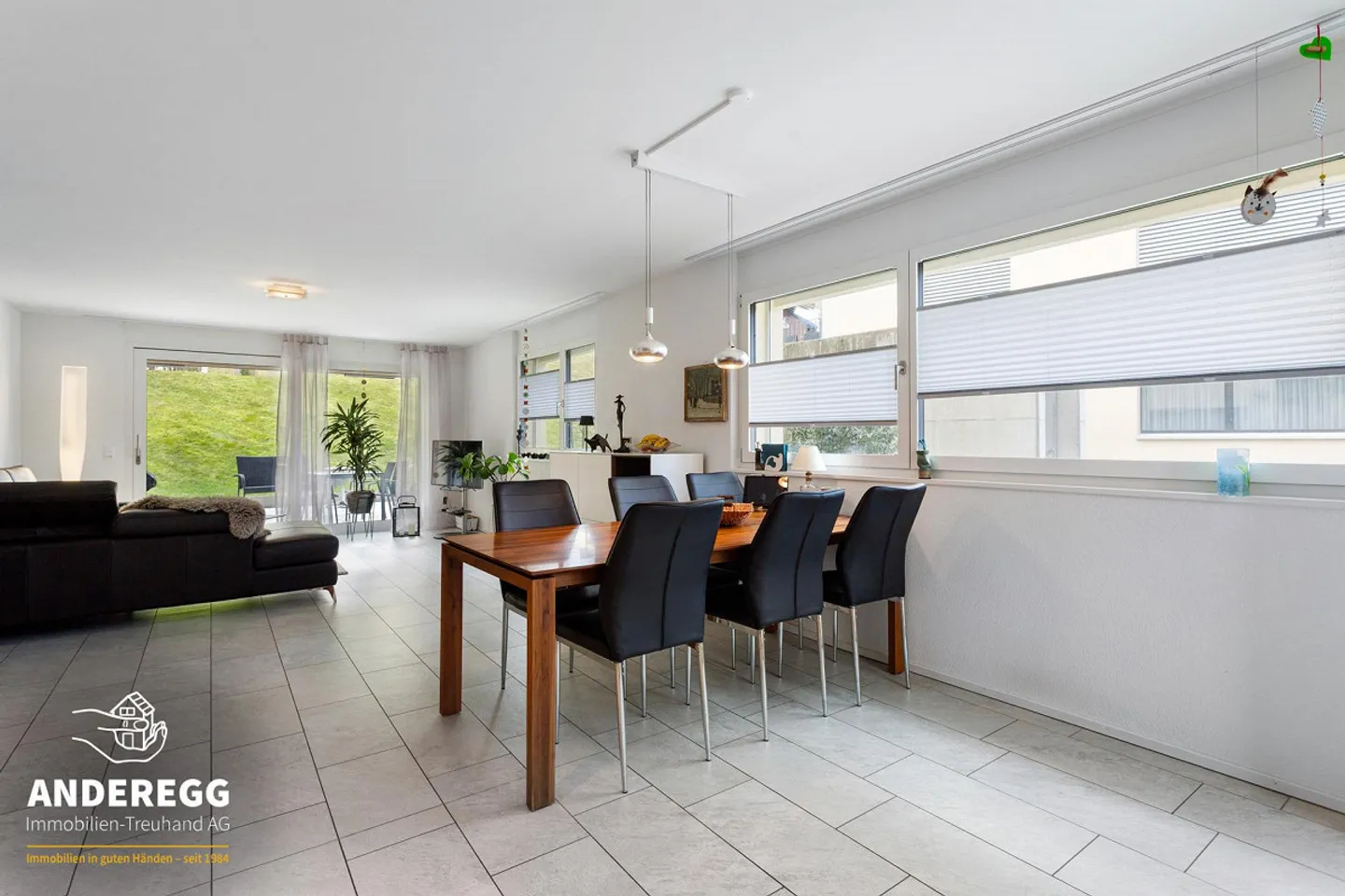 Appartement de jardin moderne avec 2 espaces de sièges, ascenseur, buanderie et parking souterrain - Photo 12 sur 13