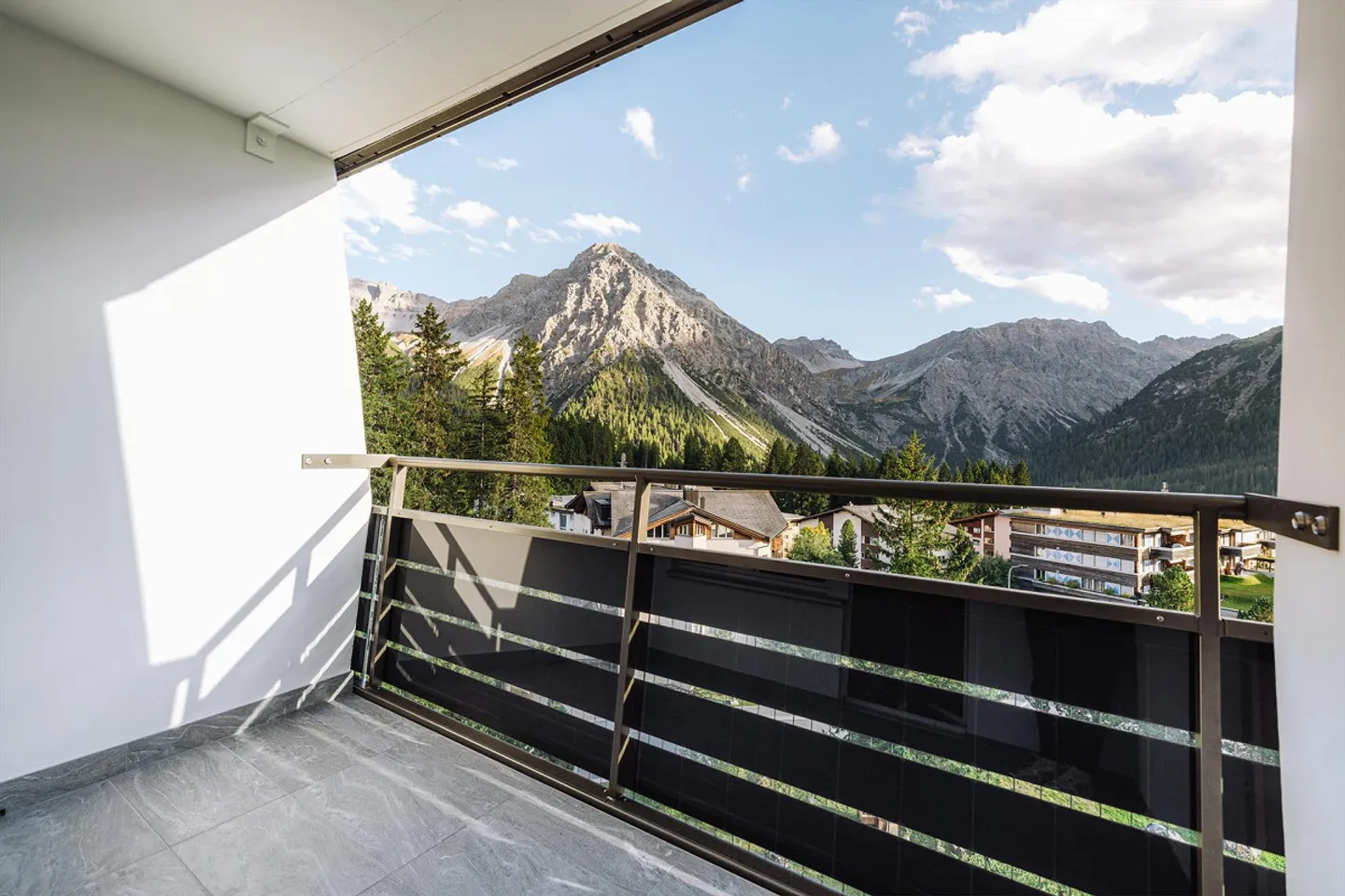 Appartamento 2.5 locali con due balconi, sole e vista montagna - Arosa - Foto 2 di 17