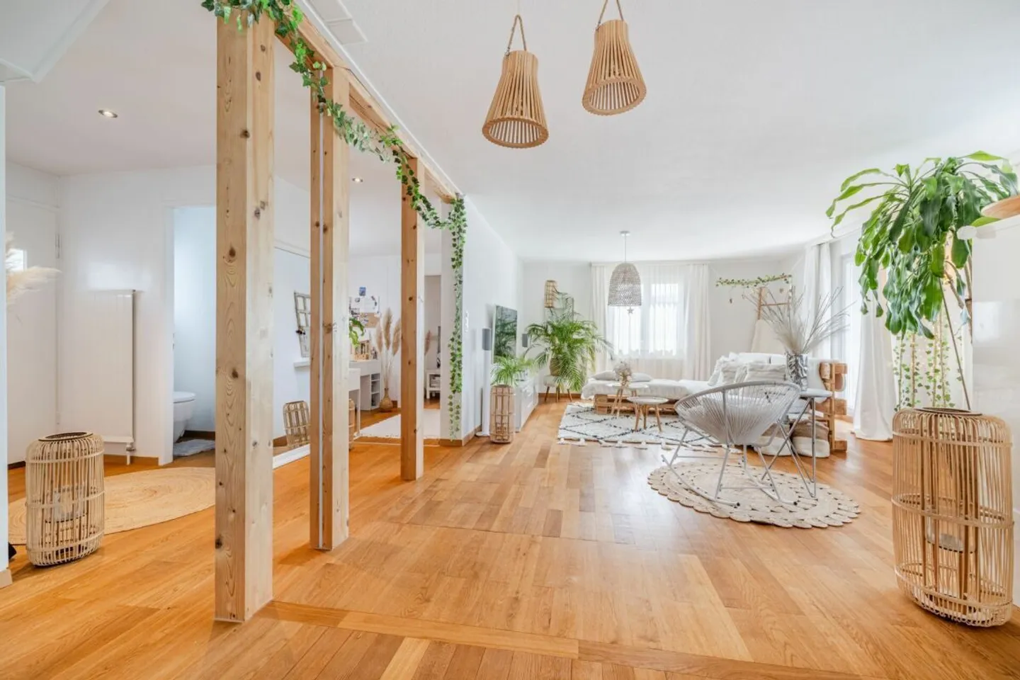 Elegante casa unifamiliare di 7,5 stanze con piscina, giardino idilliaco e due balconi vicino al lago! - Foto 1 di 13