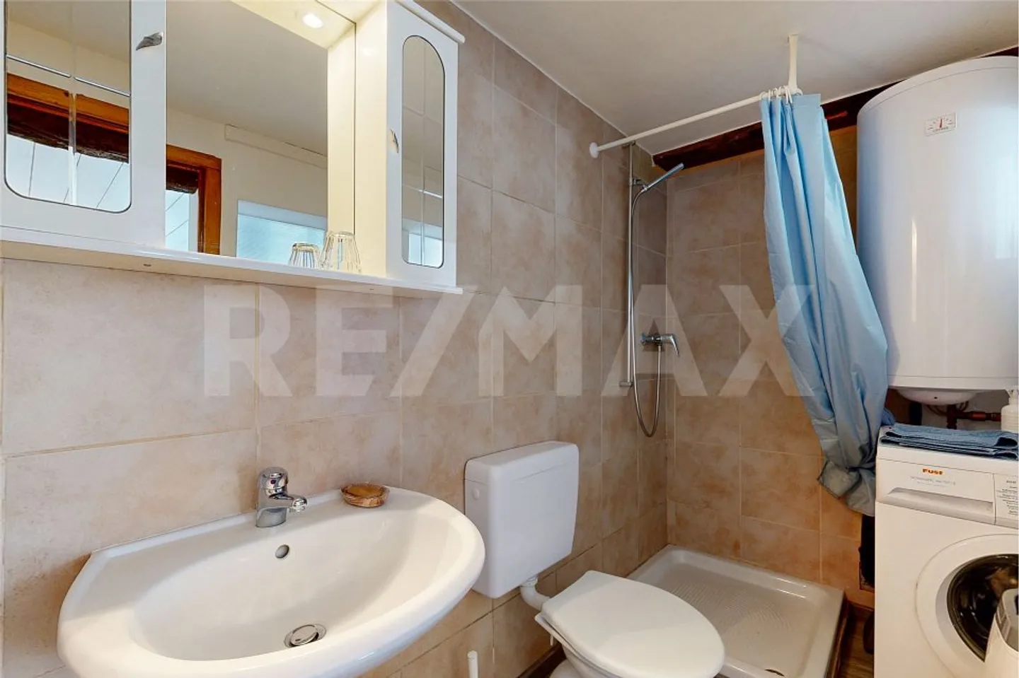 Casa con tre appartamenti - Foto 5 di 13