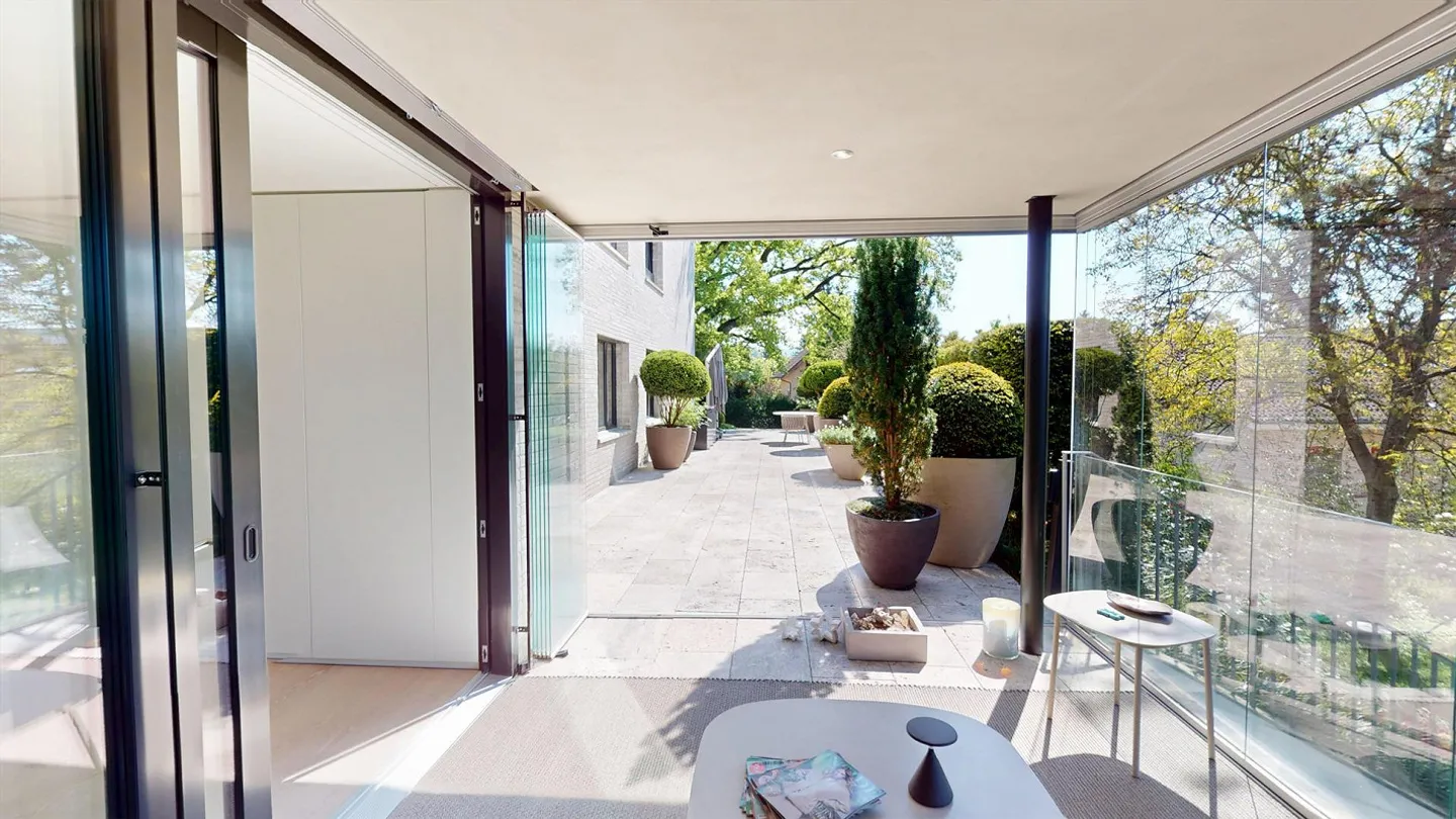 Exclusive 2.5-room garden apartment in the best location of Bottmingen Beautiful living with winter garden - Photo 1 of 10