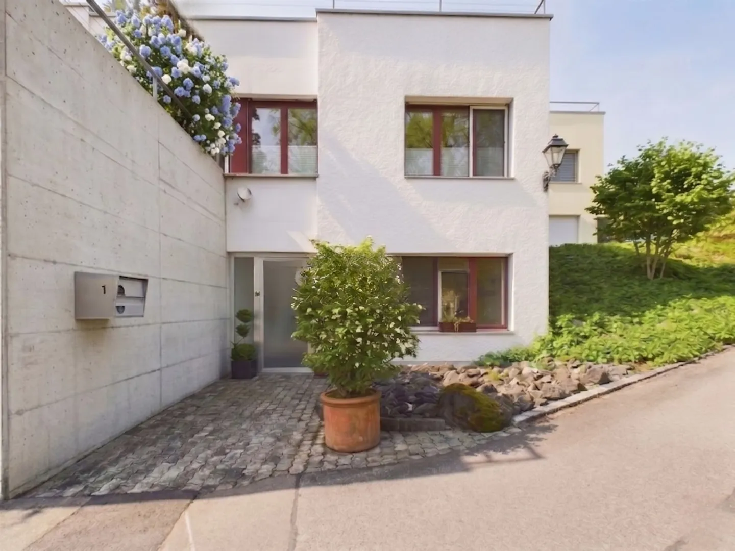 Charming 4.5-room townhouse on Sonnhaldenweg in Wittenbach - Photo 1 of 13