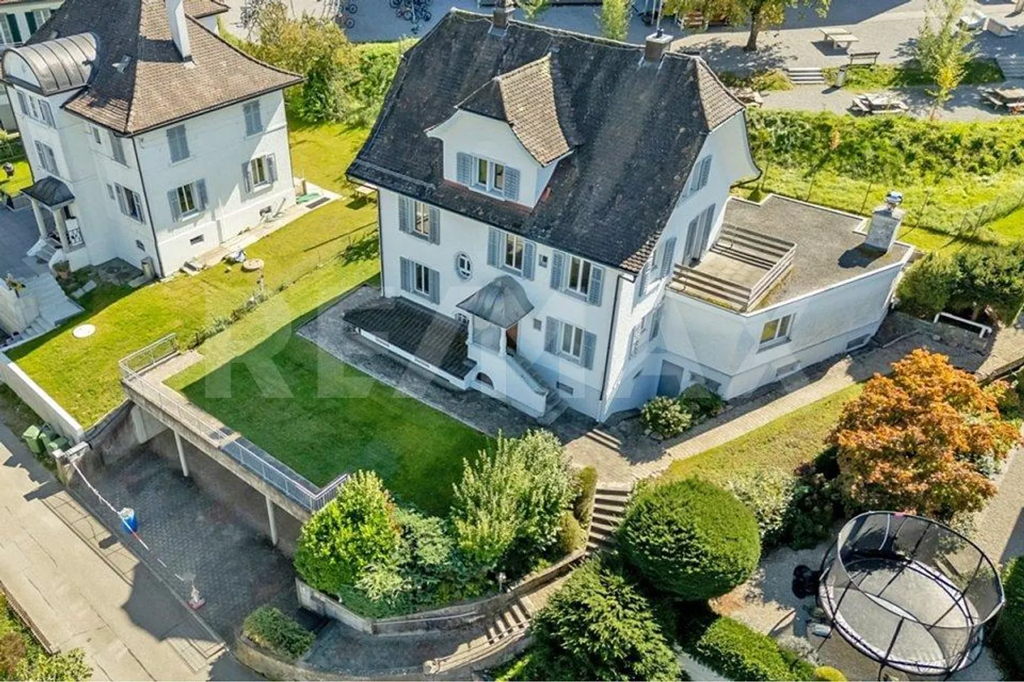 Casa bifamiliare con potenziale di sviluppo - Foto 2 di 11