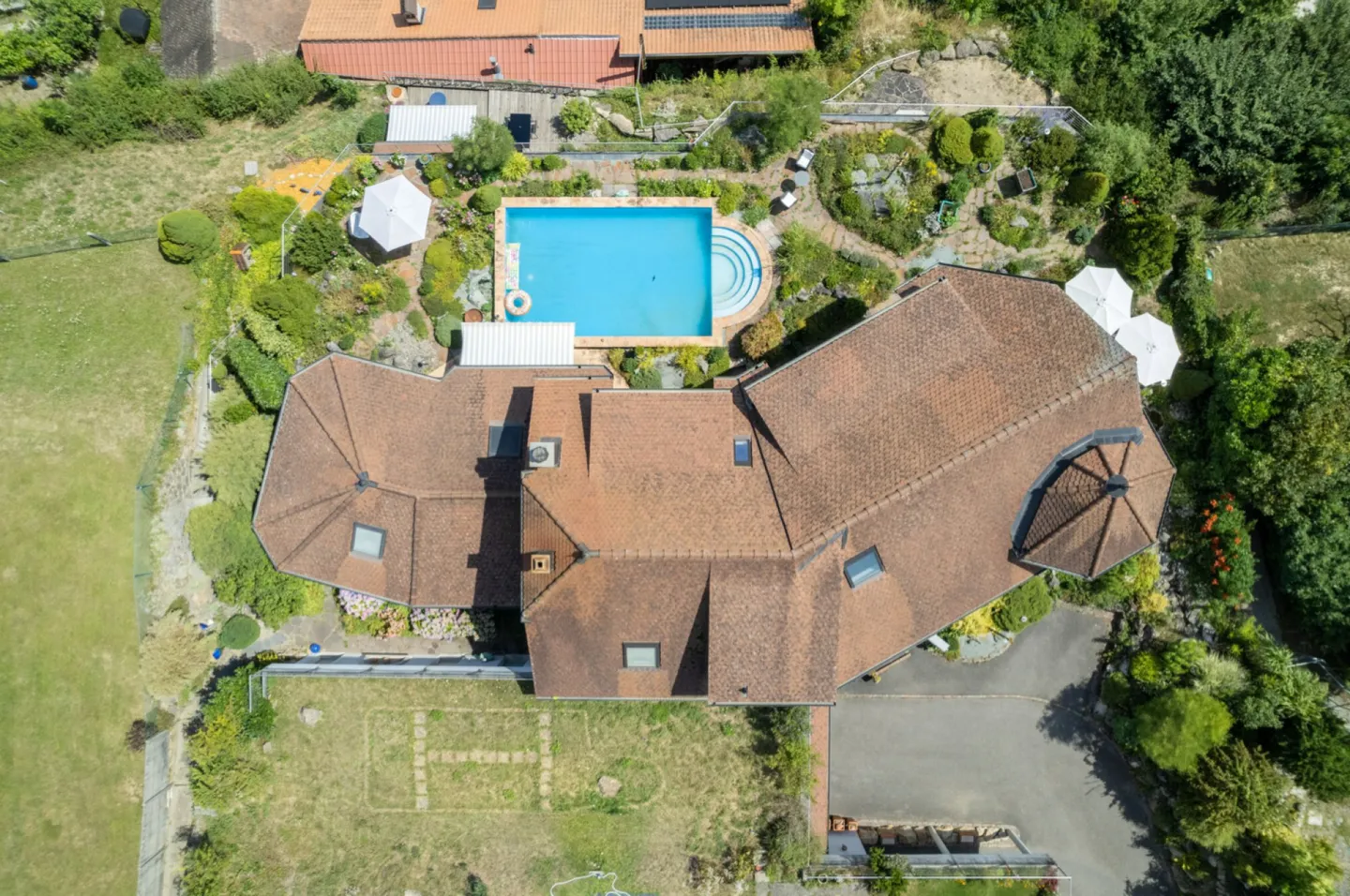Architectural Elegance Meets Panoramic View of Lake Murten - Villa in Bellerive (Vully-les-Lacs) - Photo 34 of 35