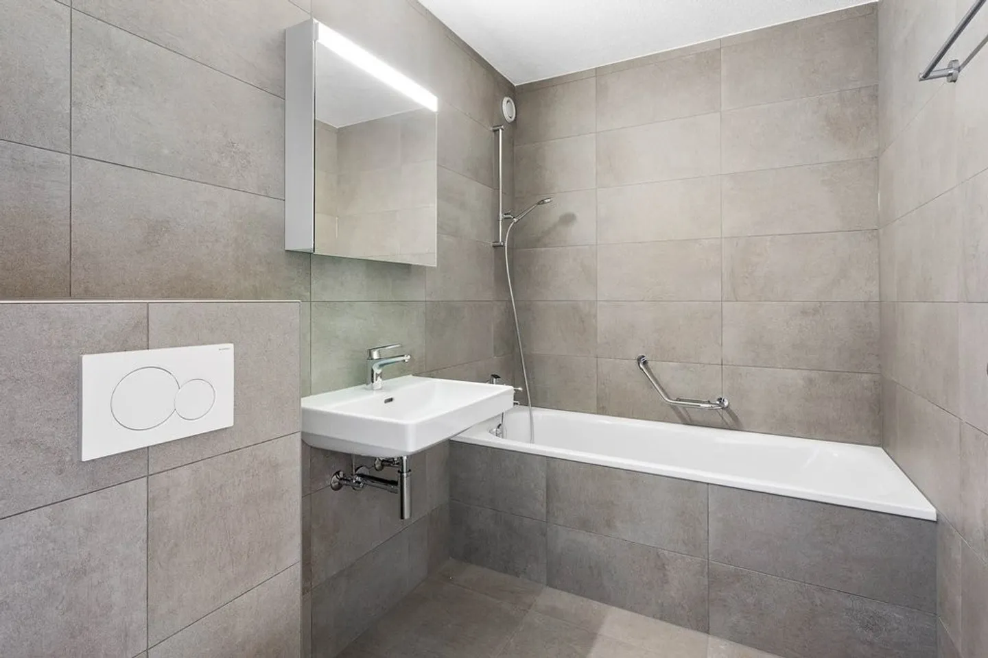 Appartamento ristrutturato con balcone - Foto 7 di 9