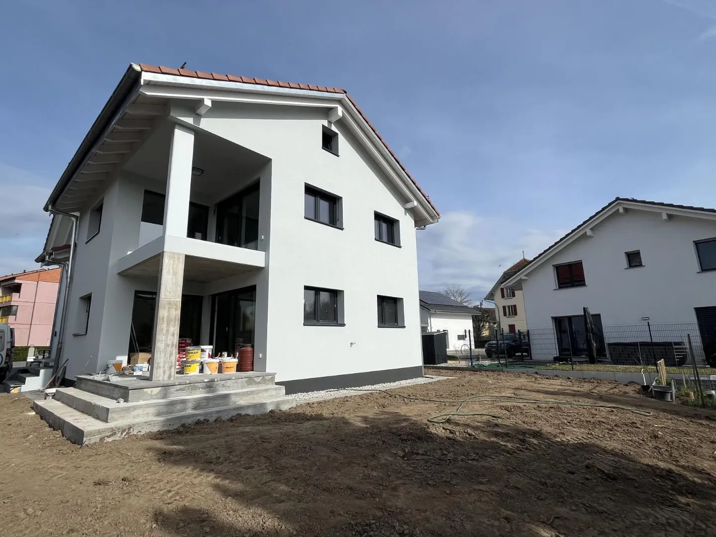 MIT PRIVATEM GARTEN, IN EINEM HAUS - Foto 1 von 13