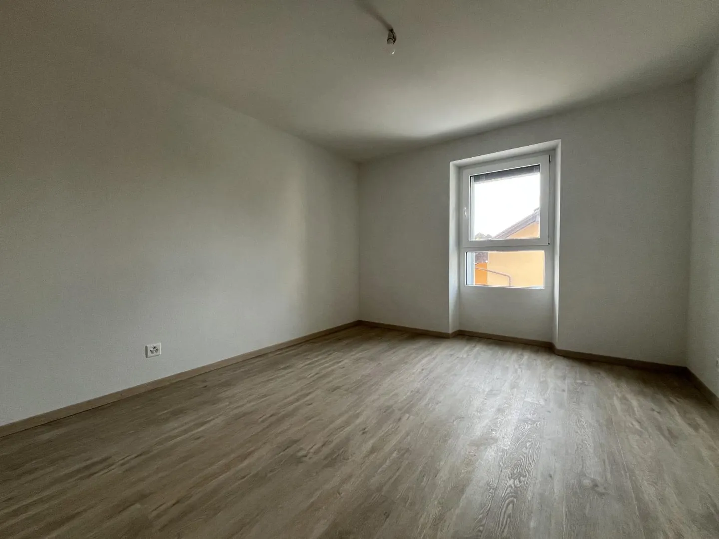 MIT PRIVATEM GARTEN, IN EINEM HAUS - Foto 3 von 13