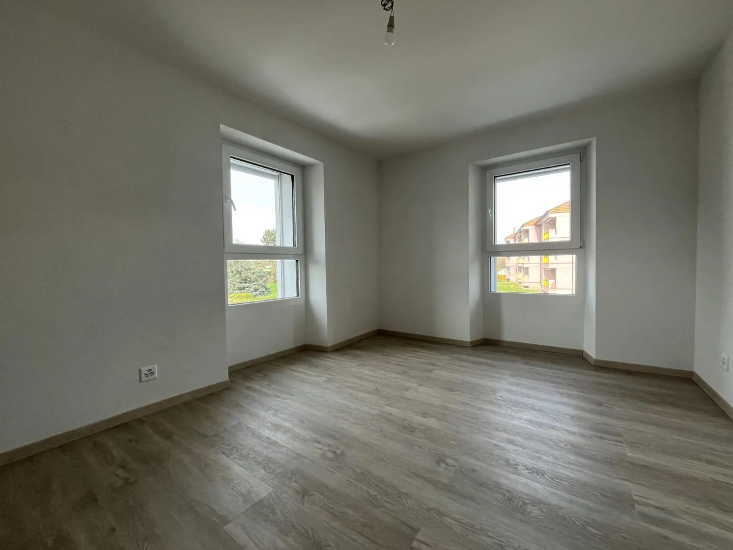 MIT PRIVATEM GARTEN, IN EINEM HAUS - Foto 2 von 13