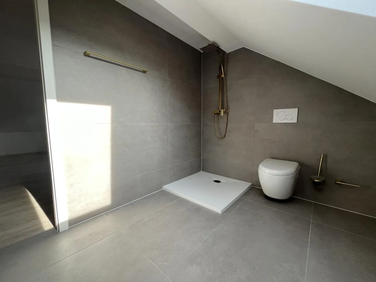 MIT PRIVATEM GARTEN, IN EINEM HAUS - Foto 12 von 13