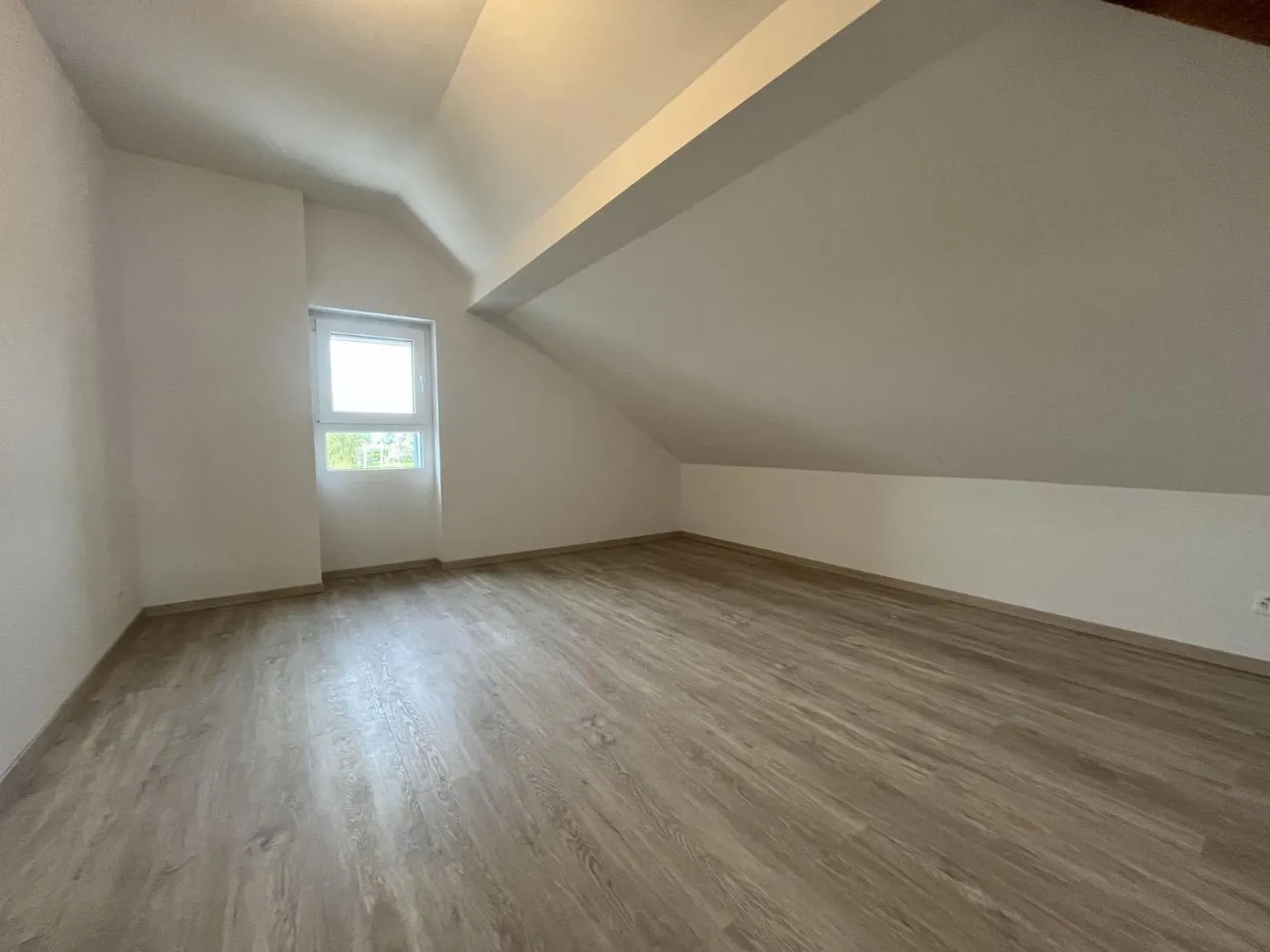 MIT PRIVATEM GARTEN, IN EINEM HAUS - Foto 9 von 13