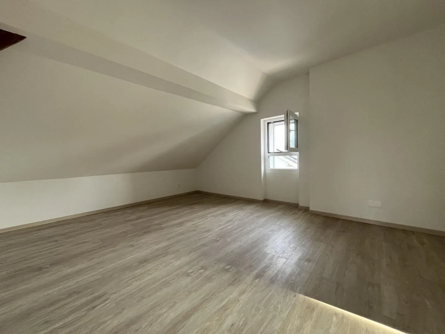 MIT PRIVATEM GARTEN, IN EINEM HAUS - Foto 10 von 13