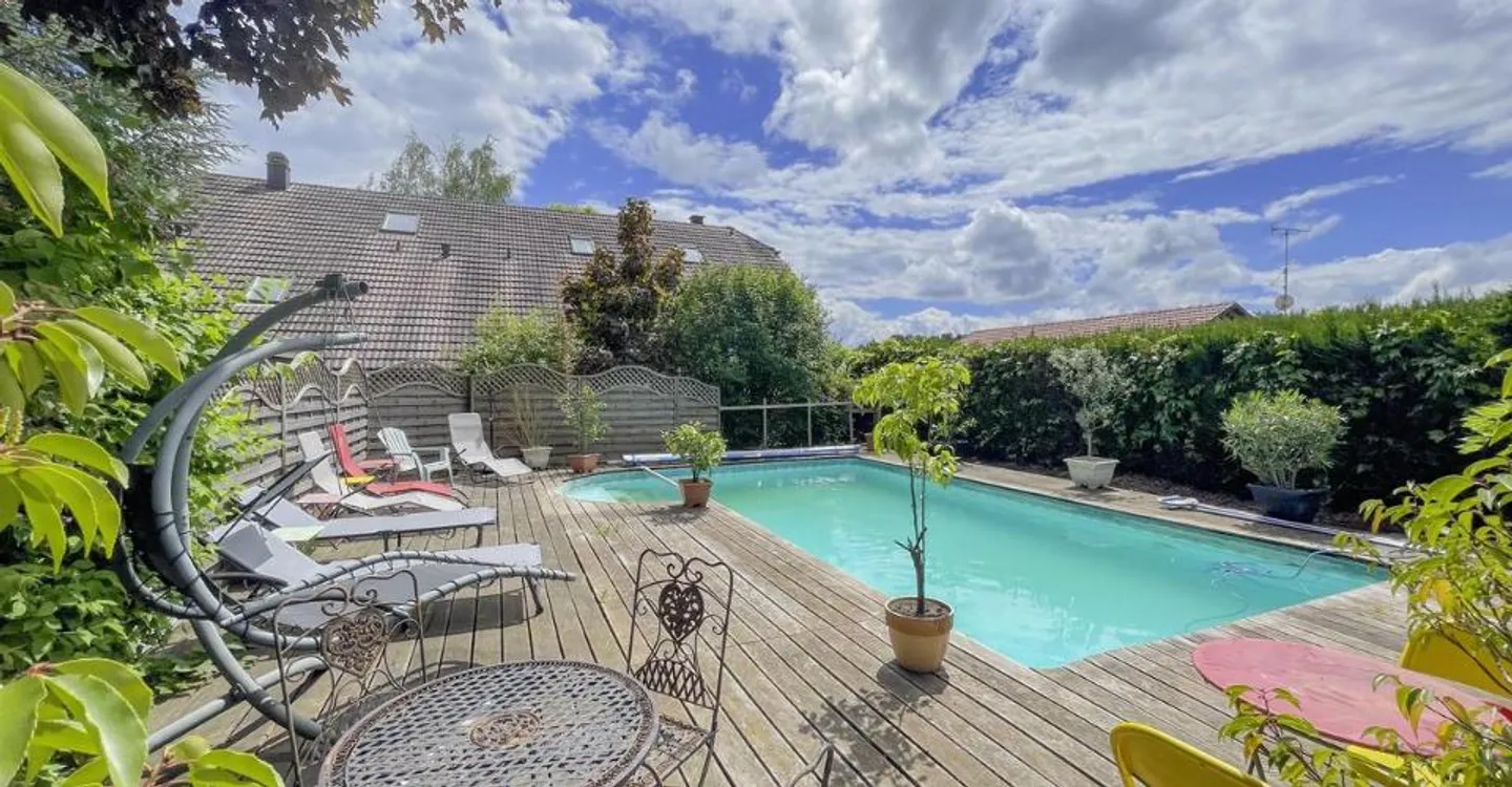 Yielding house with 3 apartments and great development potential - Photo 1 of 13