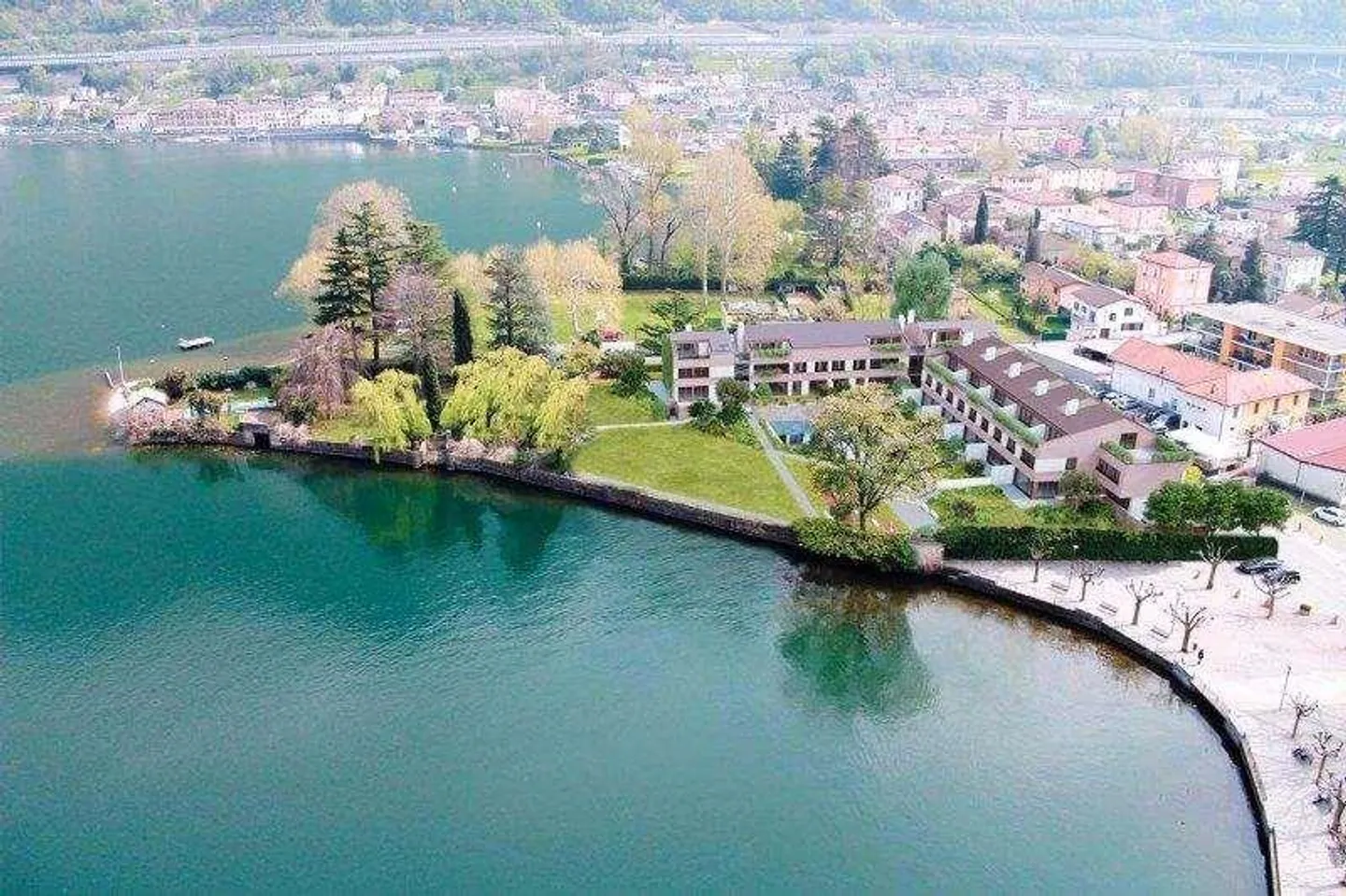 RIVA S. VITALE: SPLENDID VILLA BY THE LAKE WITH POOL - Photo 3 of 10