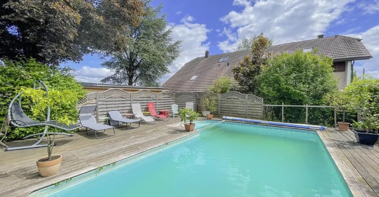 Yielding house with 3 apartments and great development potential - Photo 2 of 13