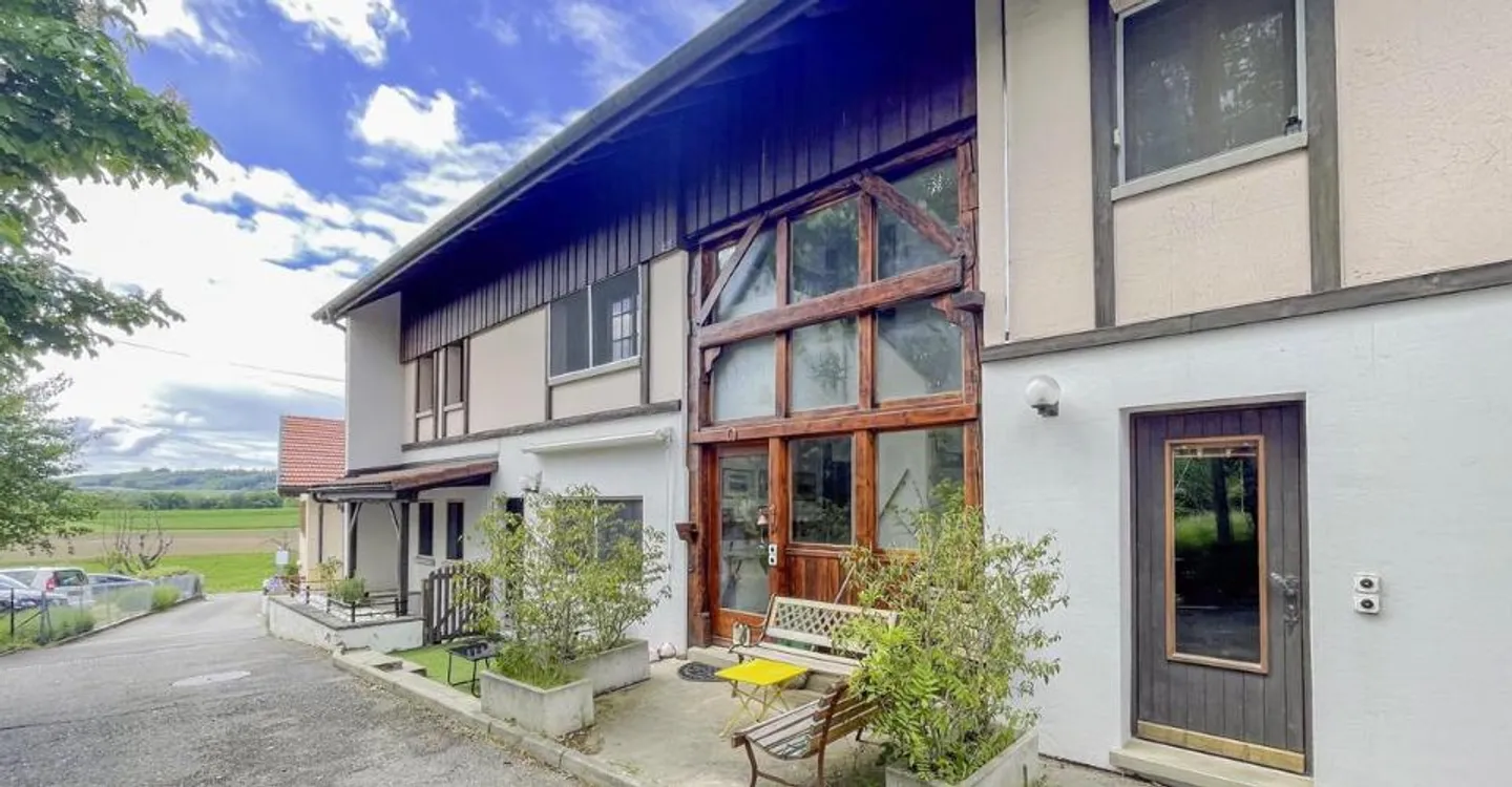 Yielding house with 3 apartments and great development potential - Photo 3 of 13