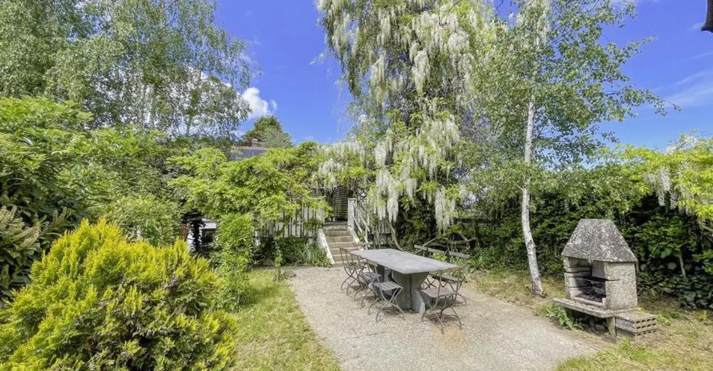 Yielding house with 3 apartments and great development potential - Photo 4 of 13
