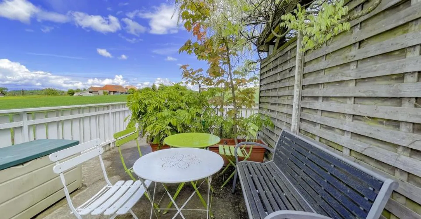 Yielding house with 3 apartments and great development potential - Photo 5 of 13